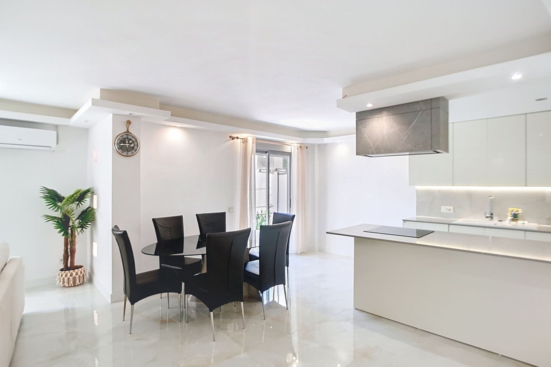 Resale - Apartment - Middle Floor Apartment - Estepona - Estepona Centro