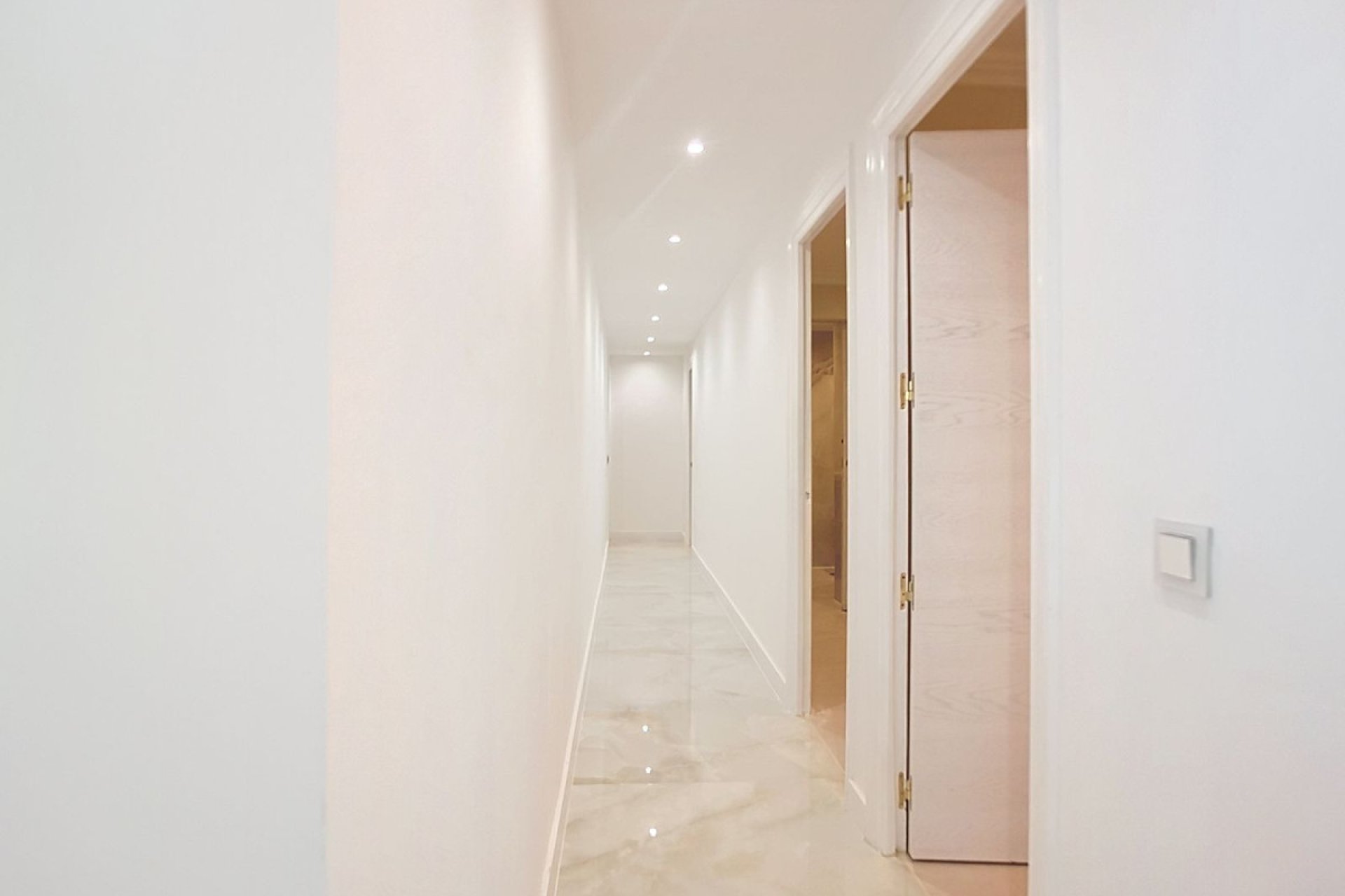 Resale - Apartment - Middle Floor Apartment - Estepona - Estepona Centro