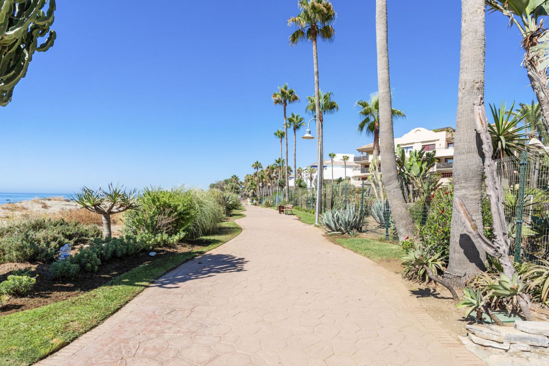 Resale - Apartment - Middle Floor Apartment - Estepona - Estepona Centro