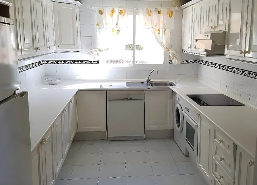 Resale - Apartment - Middle Floor Apartment - Estepona - Estepona Centro