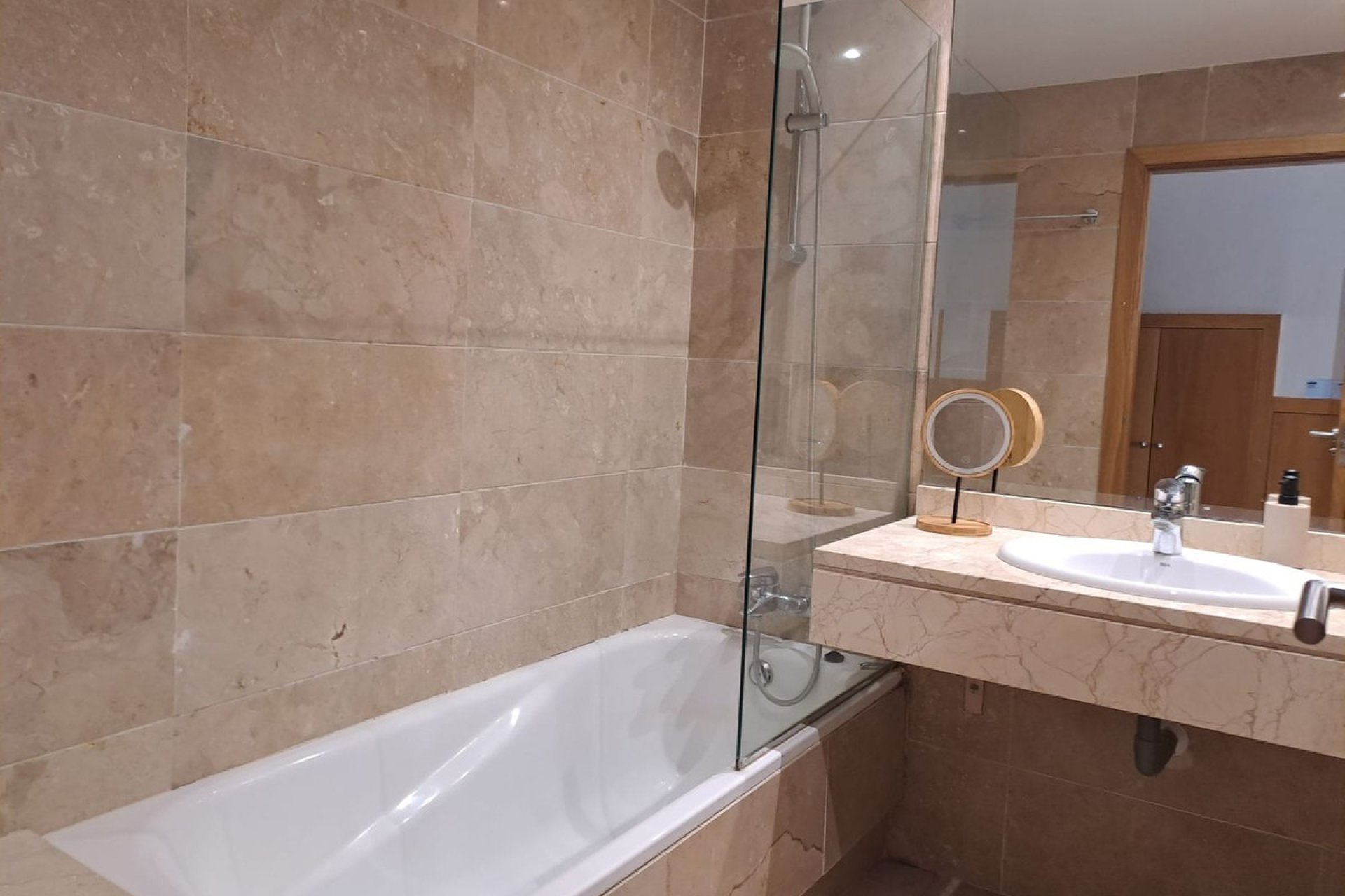 Resale - Apartment - Middle Floor Apartment - Estepona - Estepona Centro