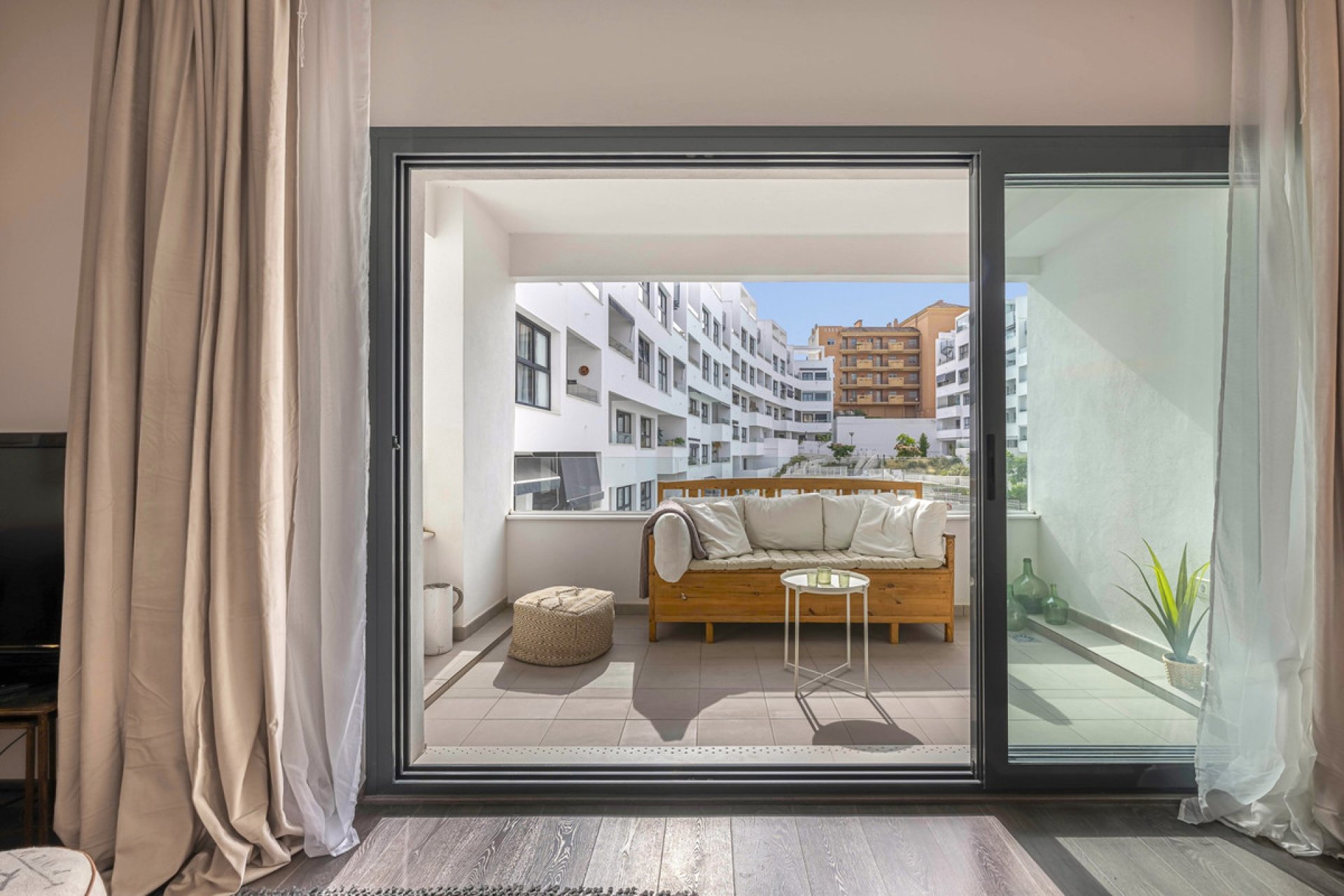 Resale - Apartment - Middle Floor Apartment - Estepona - Estepona Centro