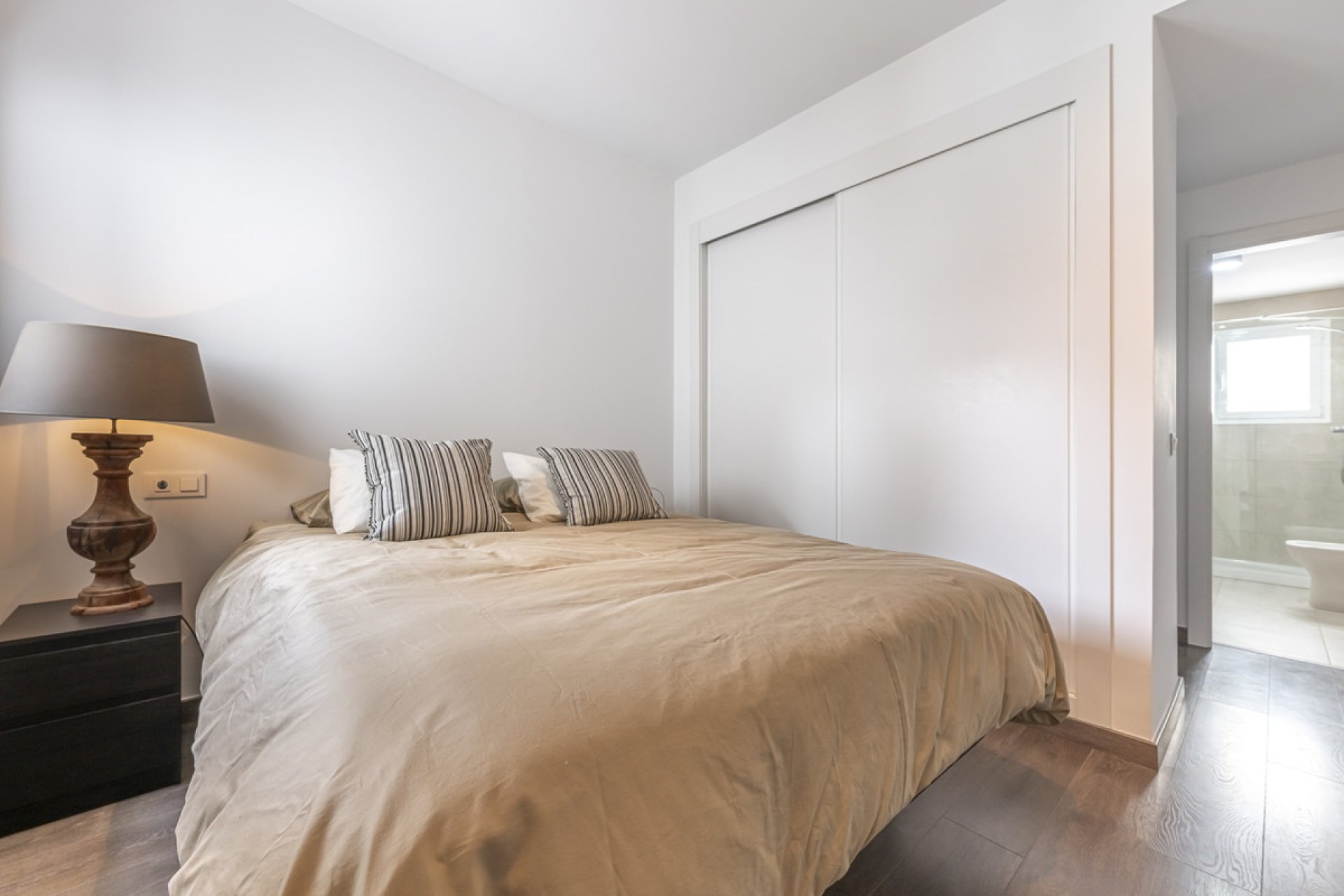 Resale - Apartment - Middle Floor Apartment - Estepona - Estepona Centro