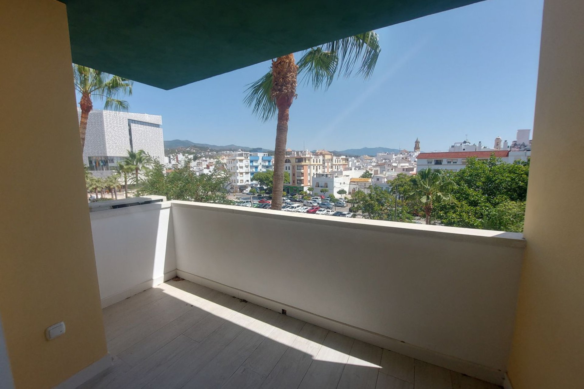 Resale - Apartment - Middle Floor Apartment - Estepona - Estepona Centro