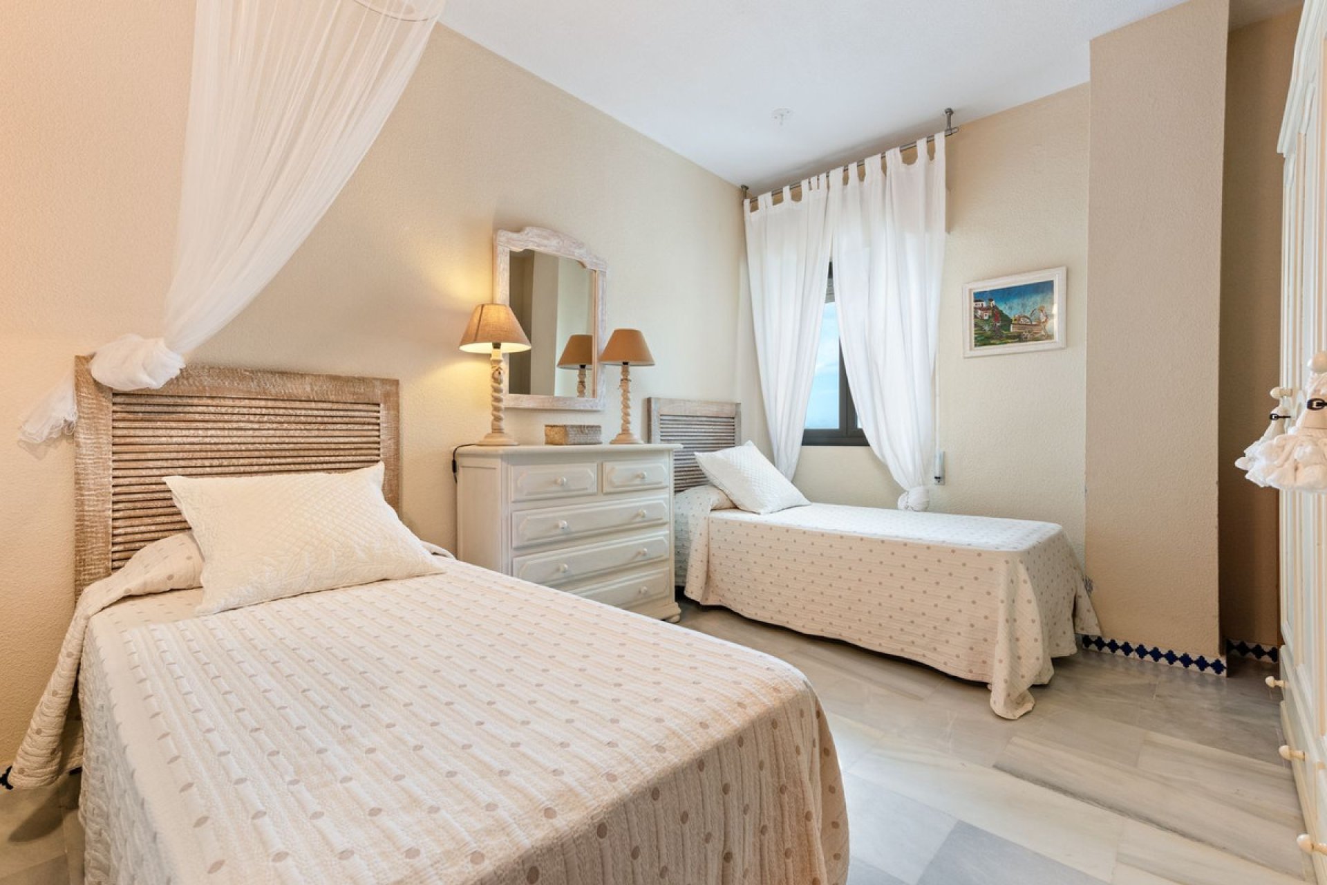 Resale - Apartment - Middle Floor Apartment - Estepona - Estepona Centro