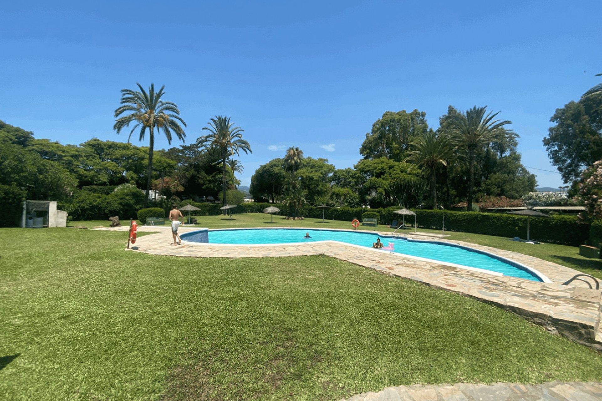 Resale - Apartment - Middle Floor Apartment - Estepona - Estepona Centro