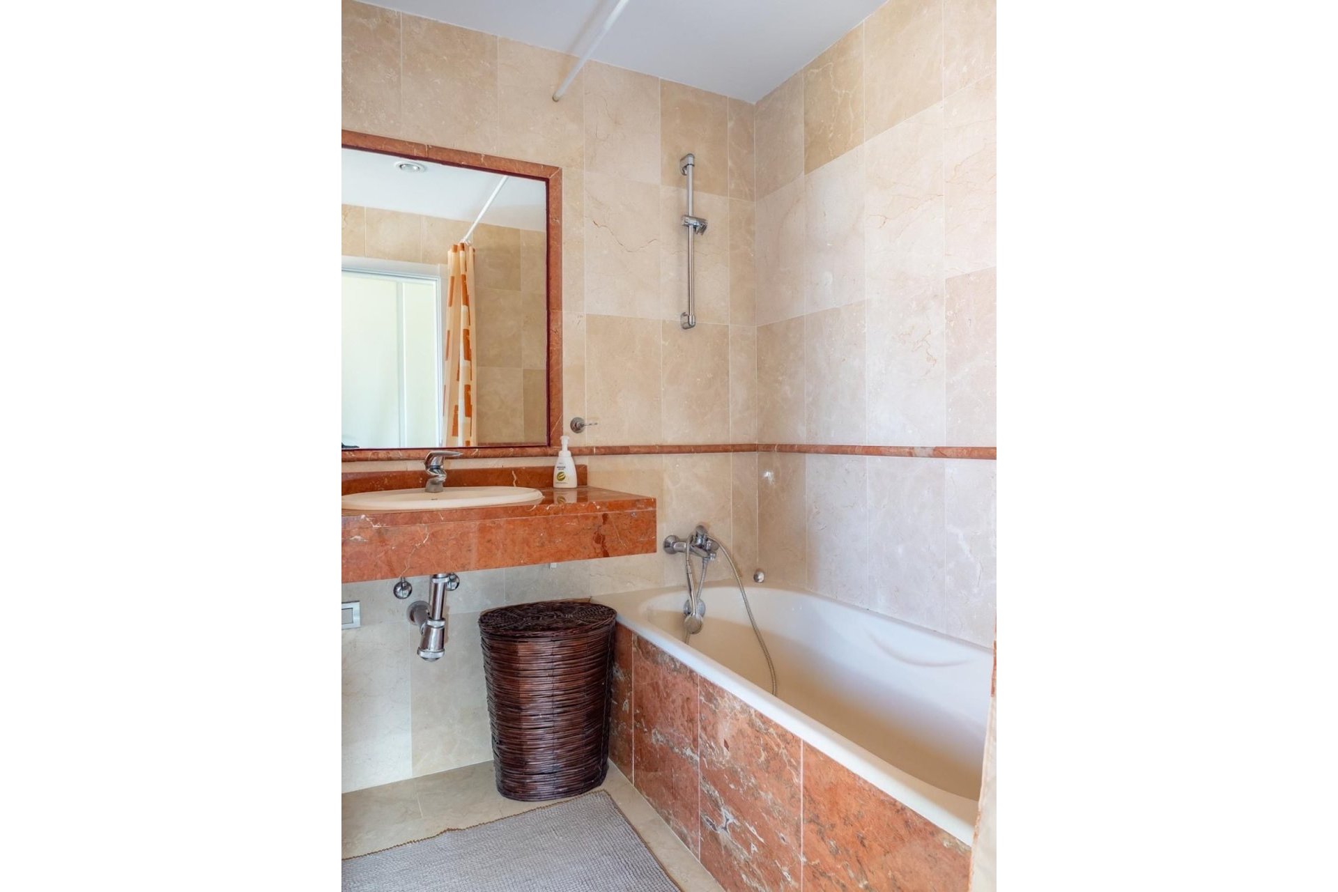 Resale - Apartment - Middle Floor Apartment - Estepona - Hacienda del Sol