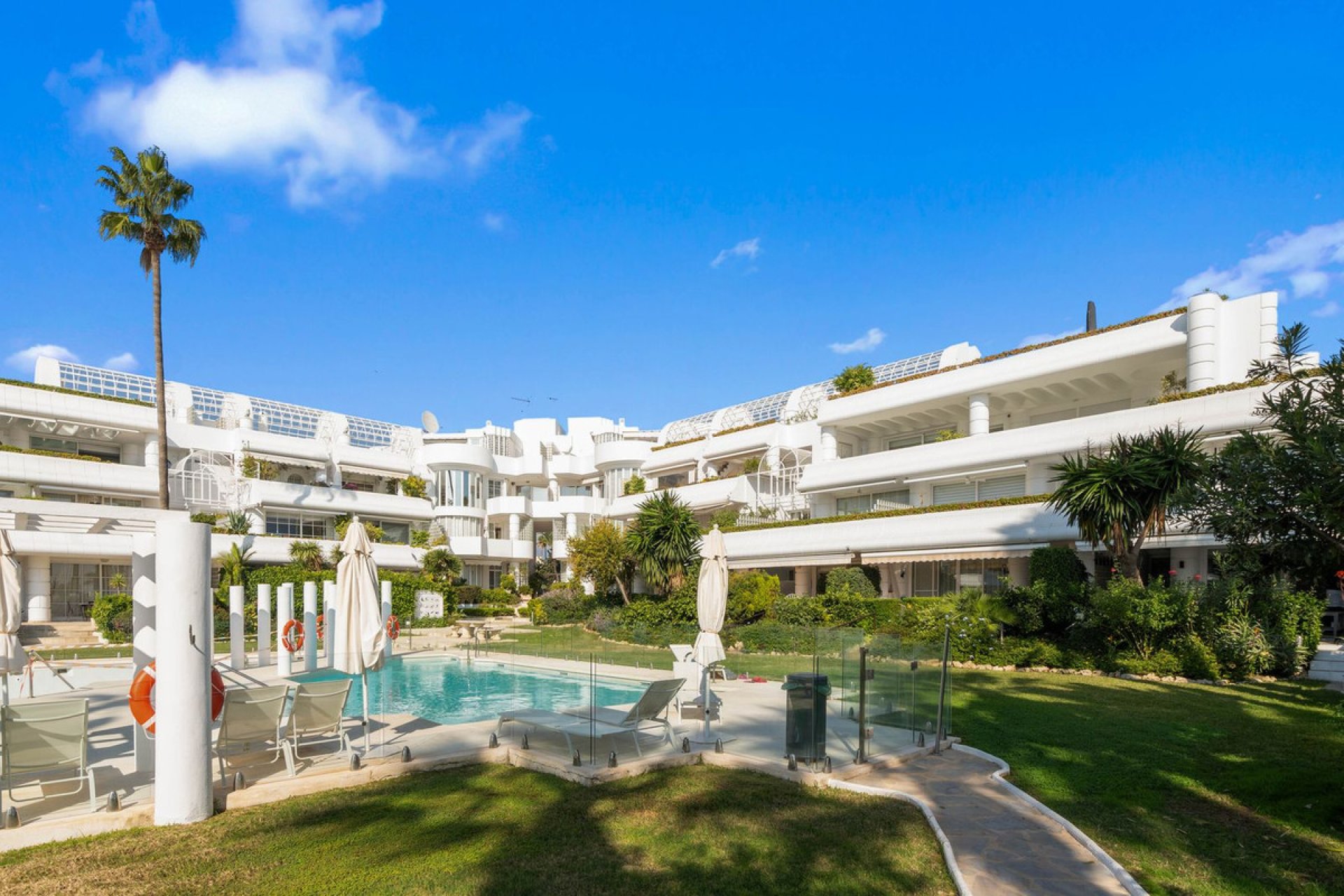 Resale - Apartment - Middle Floor Apartment - Estepona - New Golden Mile