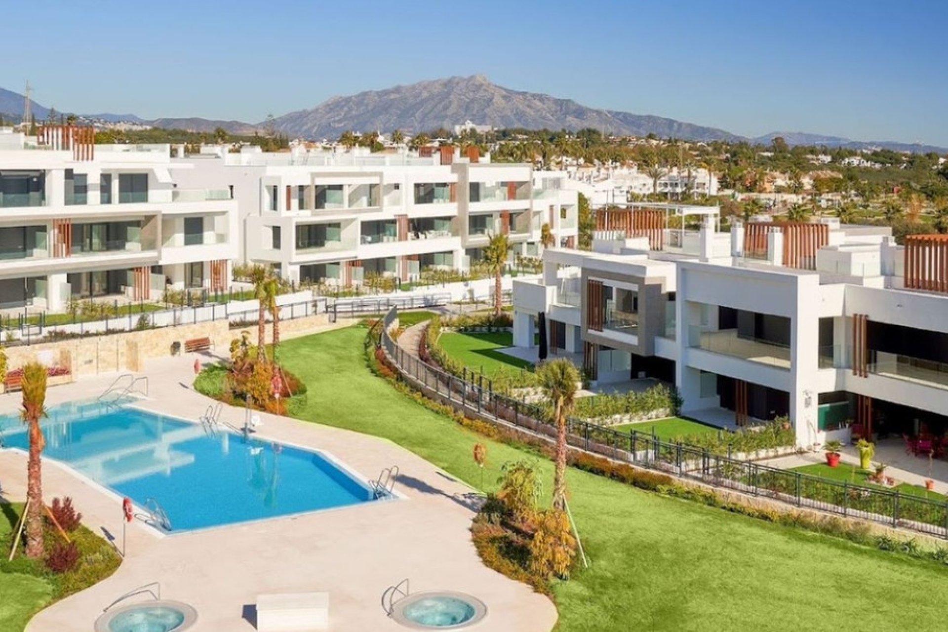 Resale - Apartment - Middle Floor Apartment - Estepona - New Golden Mile