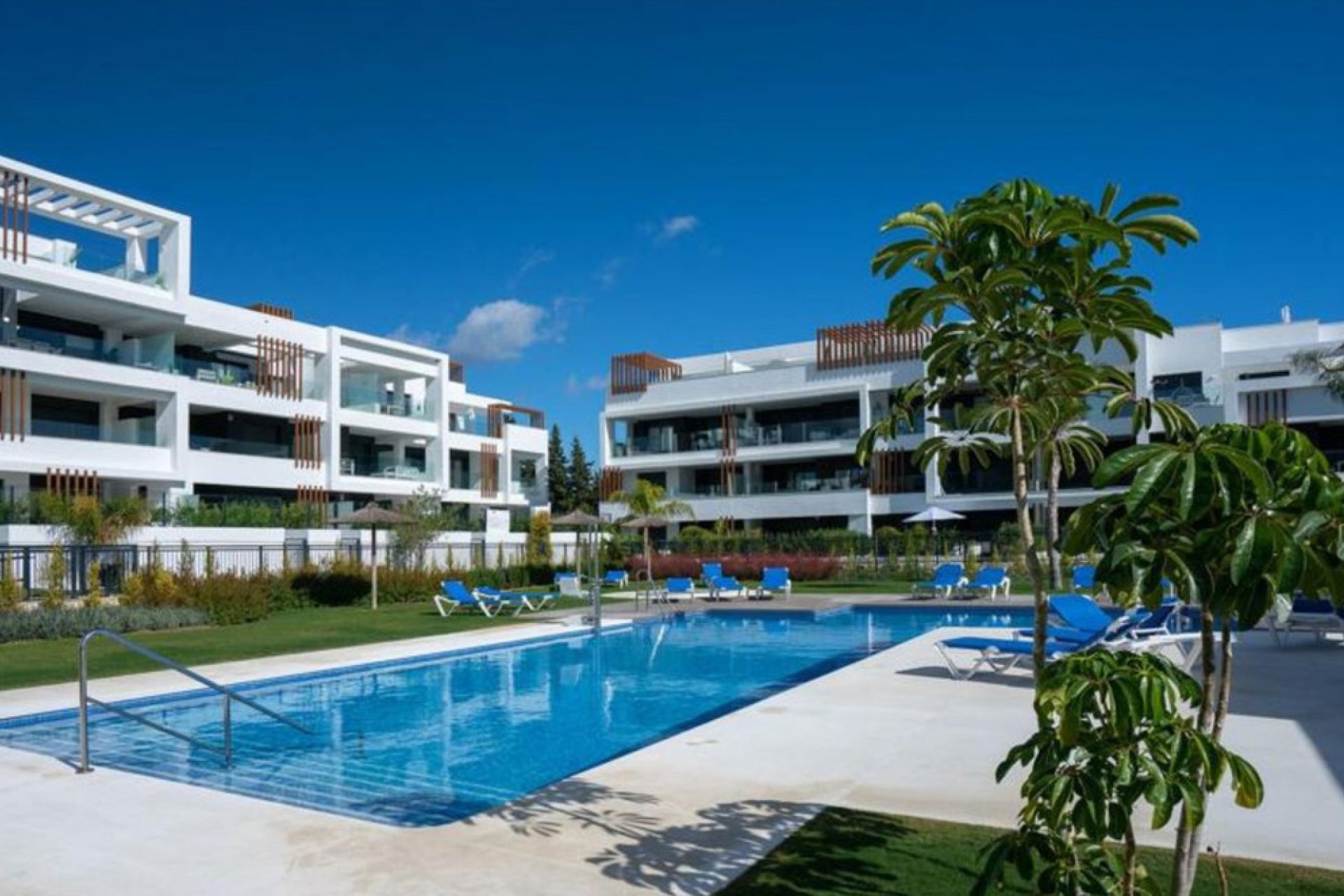 Resale - Apartment - Middle Floor Apartment - Estepona - New Golden Mile