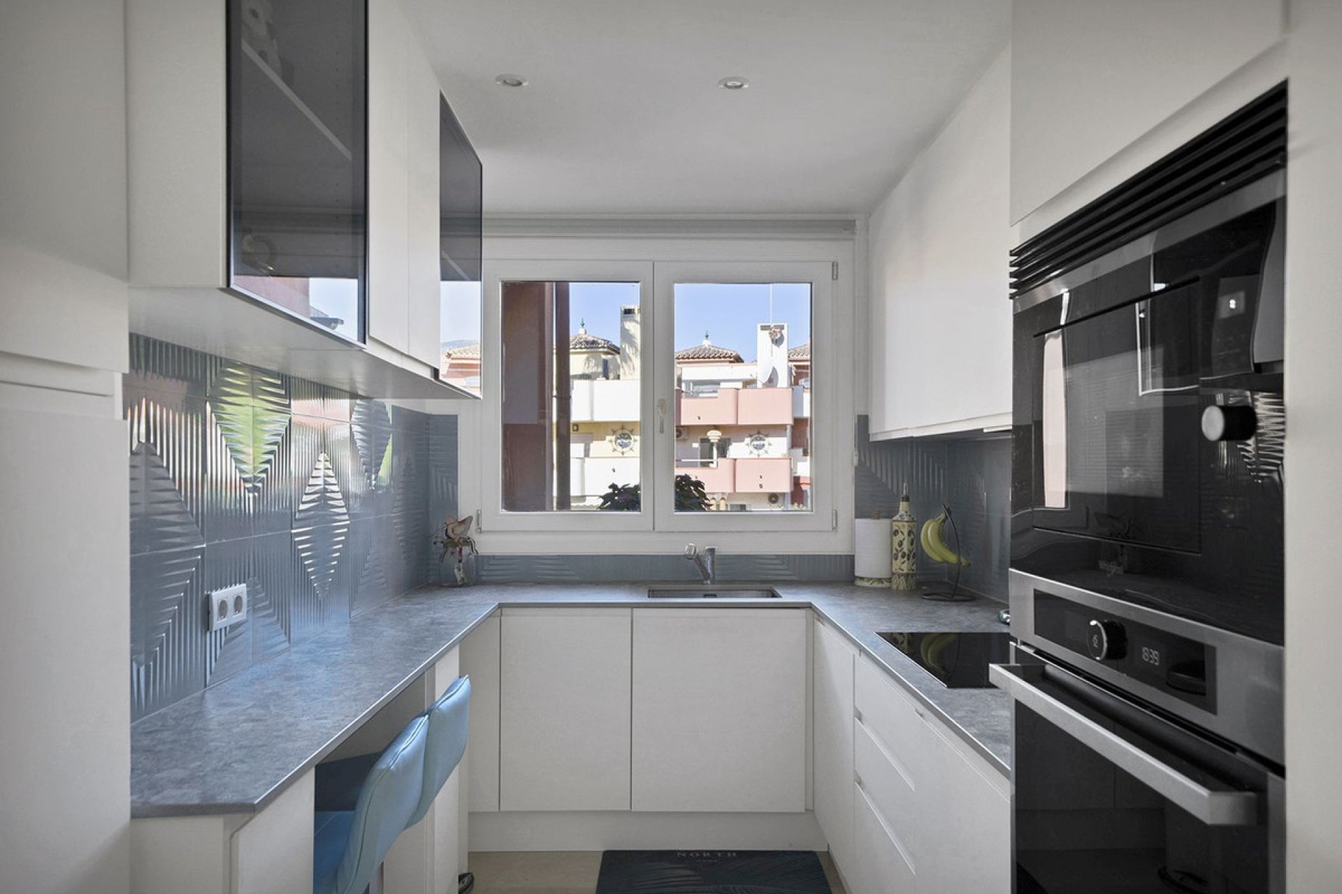 Resale - Apartment - Middle Floor Apartment - Estepona - New Golden Mile