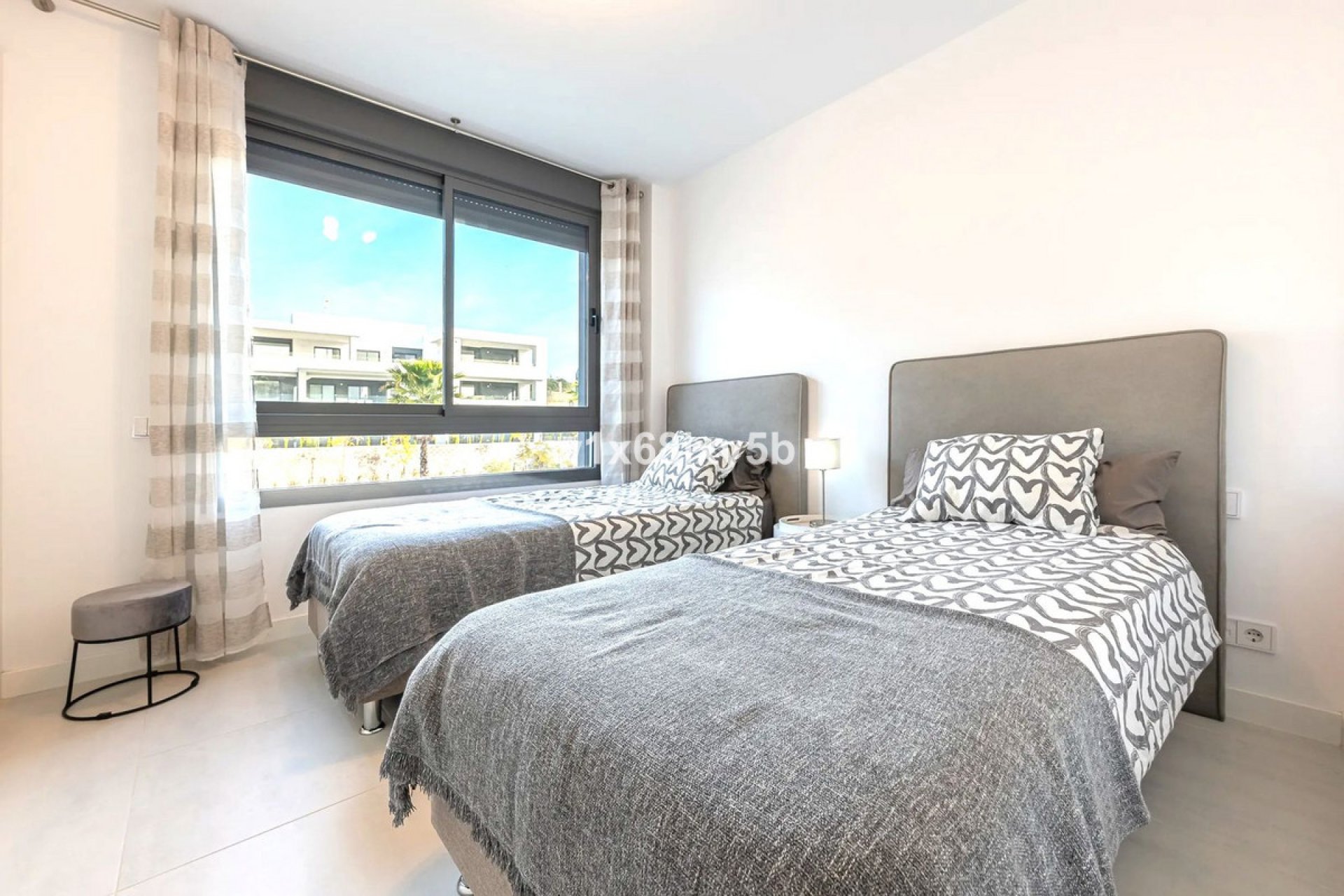 Resale - Apartment - Middle Floor Apartment - Estepona - Selwo