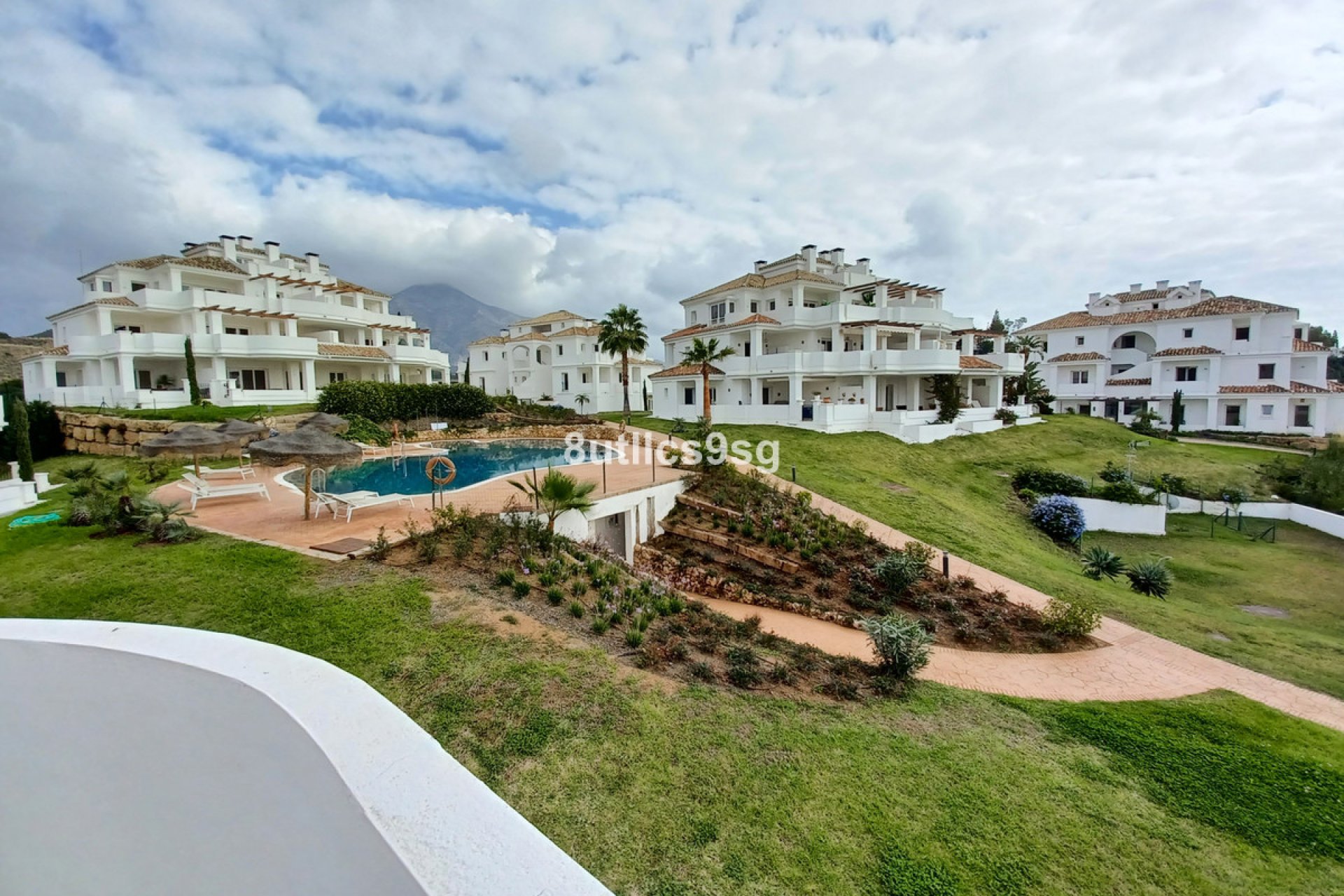 Resale - Apartment - Middle Floor Apartment - Marbella - Aloha