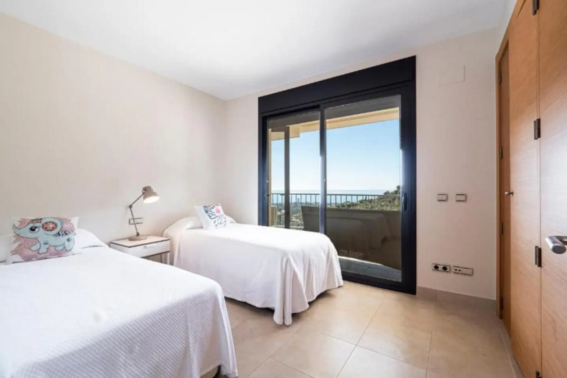 Resale - Apartment - Middle Floor Apartment - Marbella - Altos de los Monteros