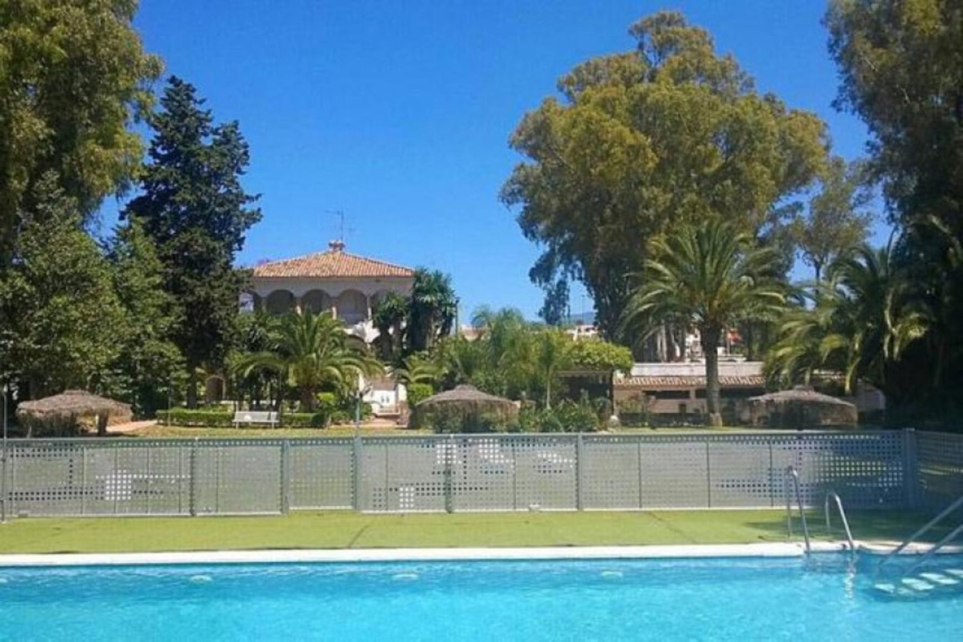 Resale - Apartment - Middle Floor Apartment - Marbella - Cortijo Blanco