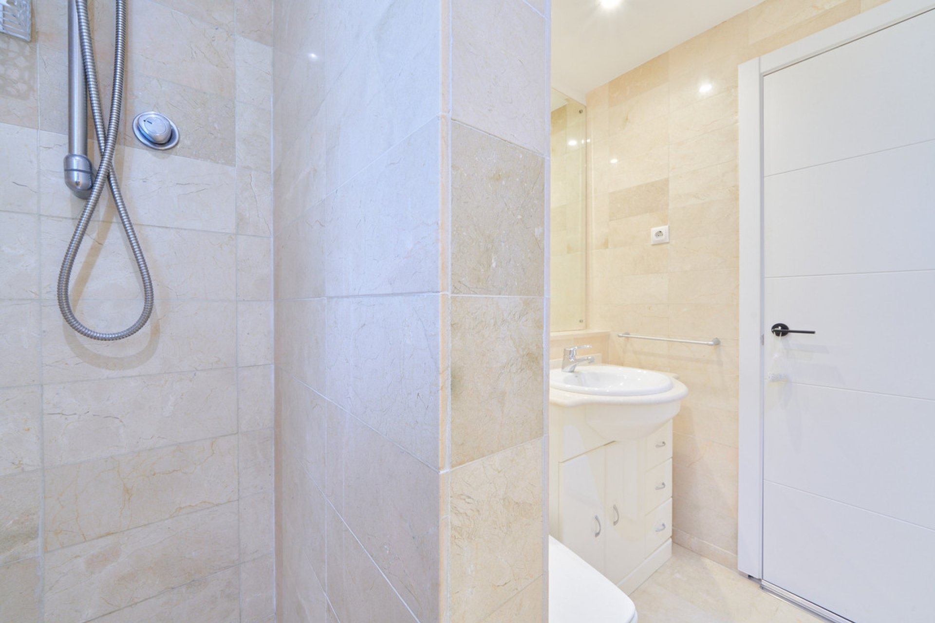 Resale - Apartment - Middle Floor Apartment - Marbella - Elviria