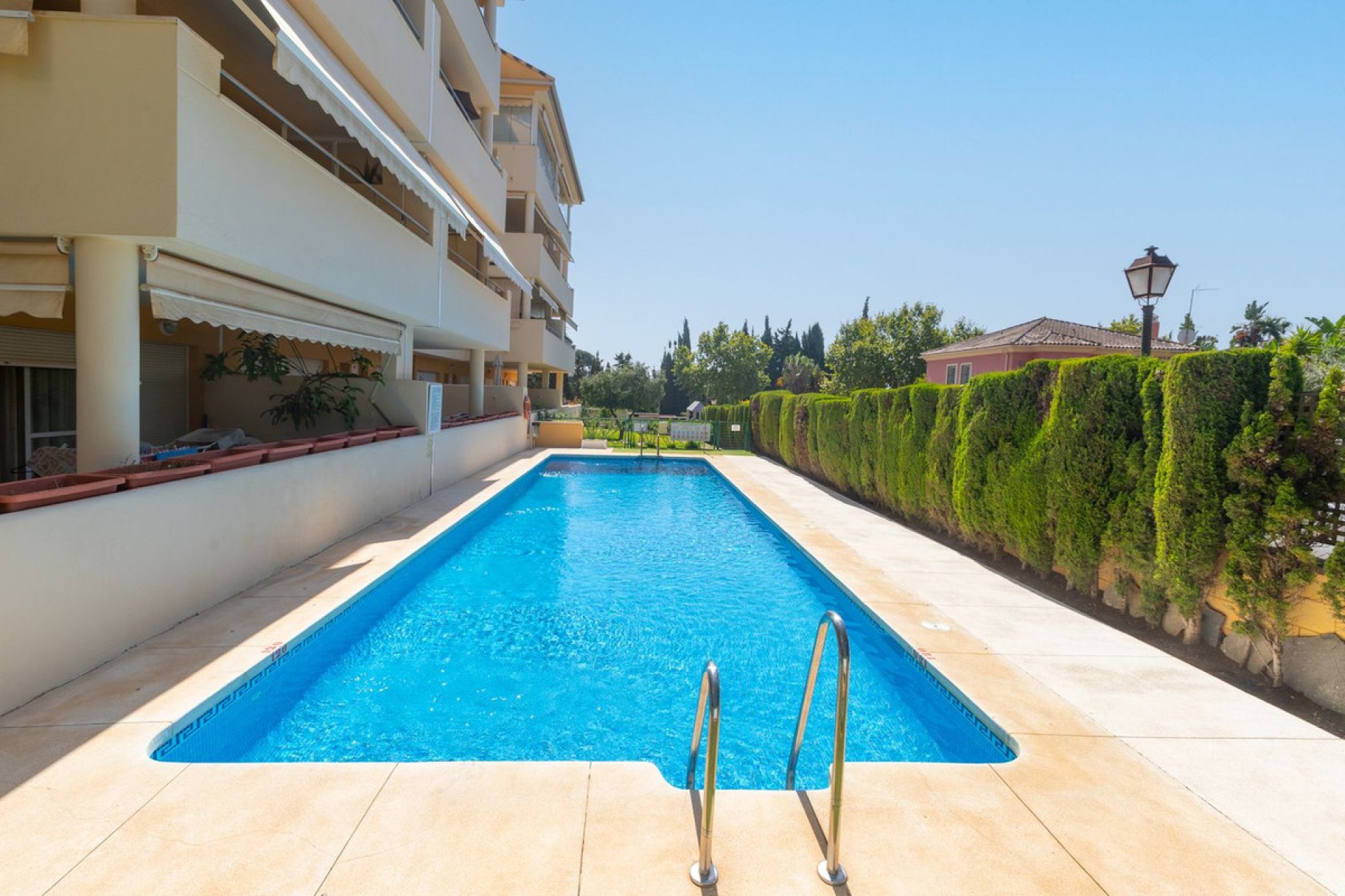 Resale - Apartment - Middle Floor Apartment - Marbella - Elviria