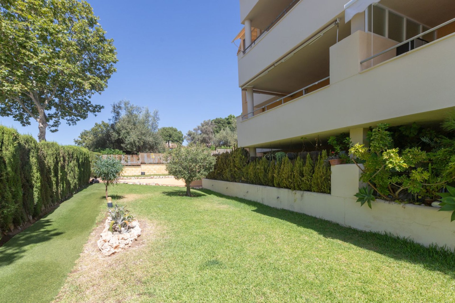 Resale - Apartment - Middle Floor Apartment - Marbella - Elviria