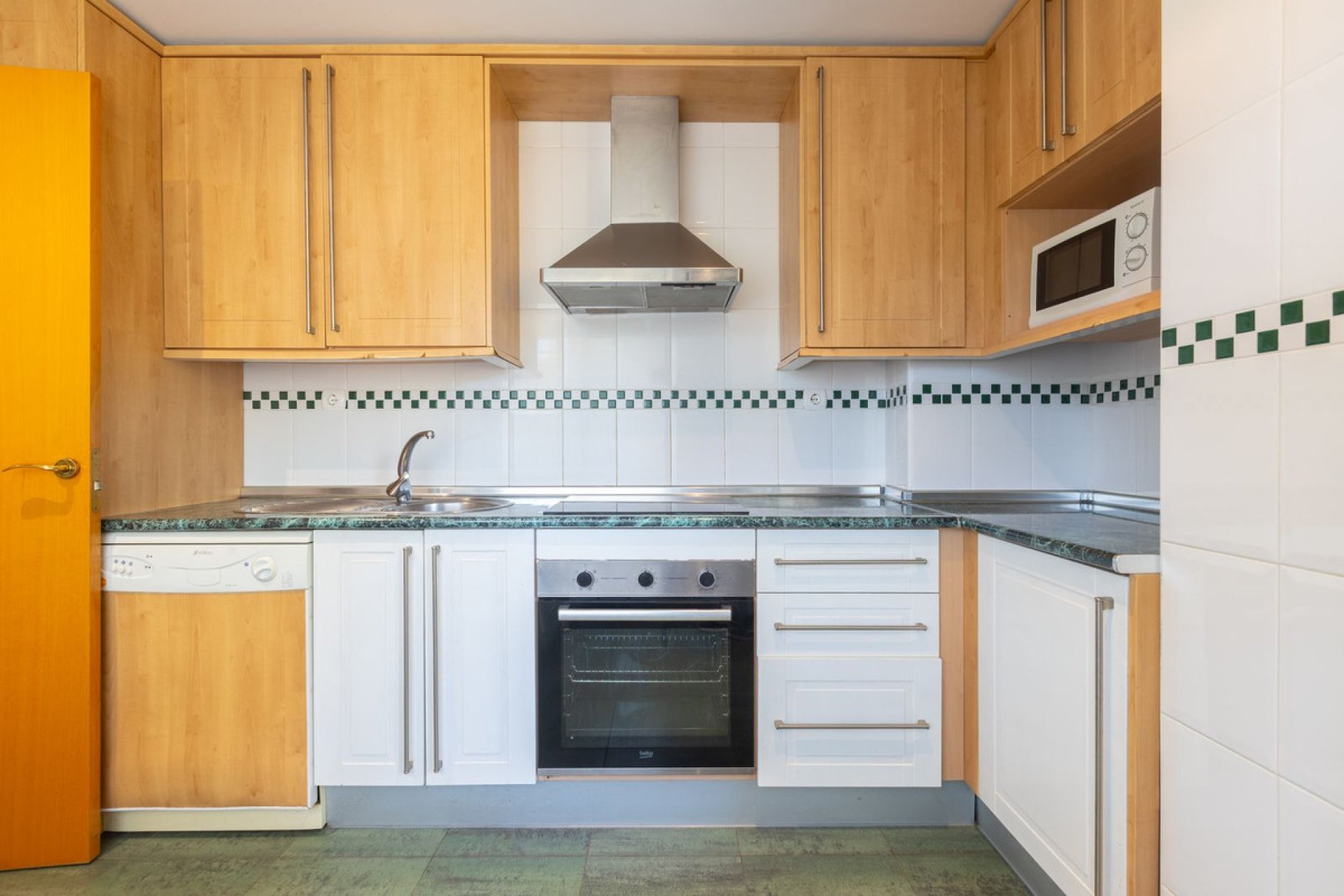 Resale - Apartment - Middle Floor Apartment - Marbella - Elviria