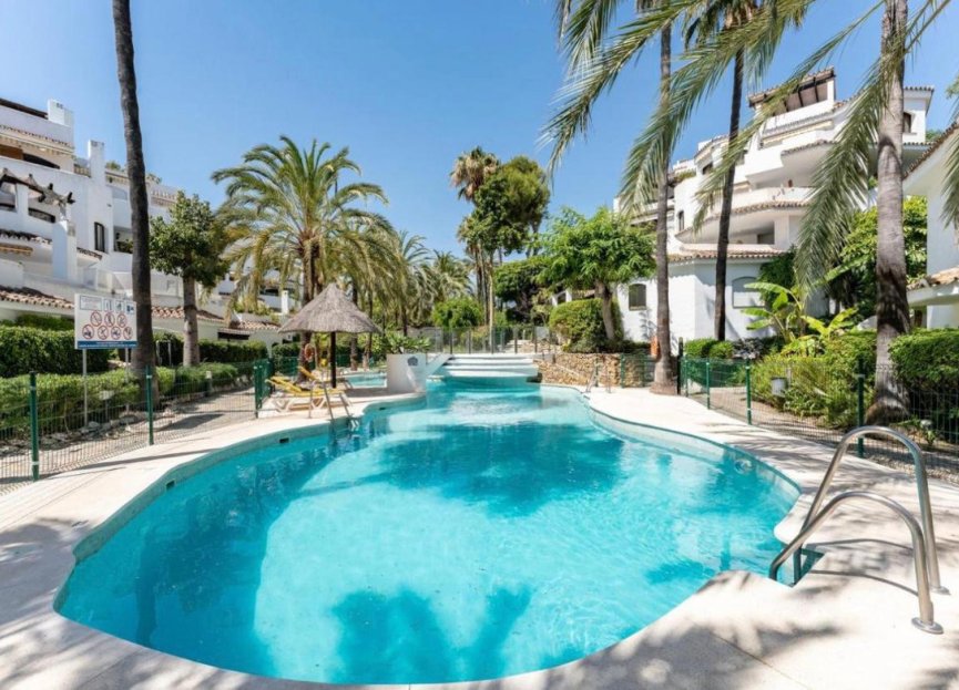 Resale - Apartment - Middle Floor Apartment - Marbella - Elviria