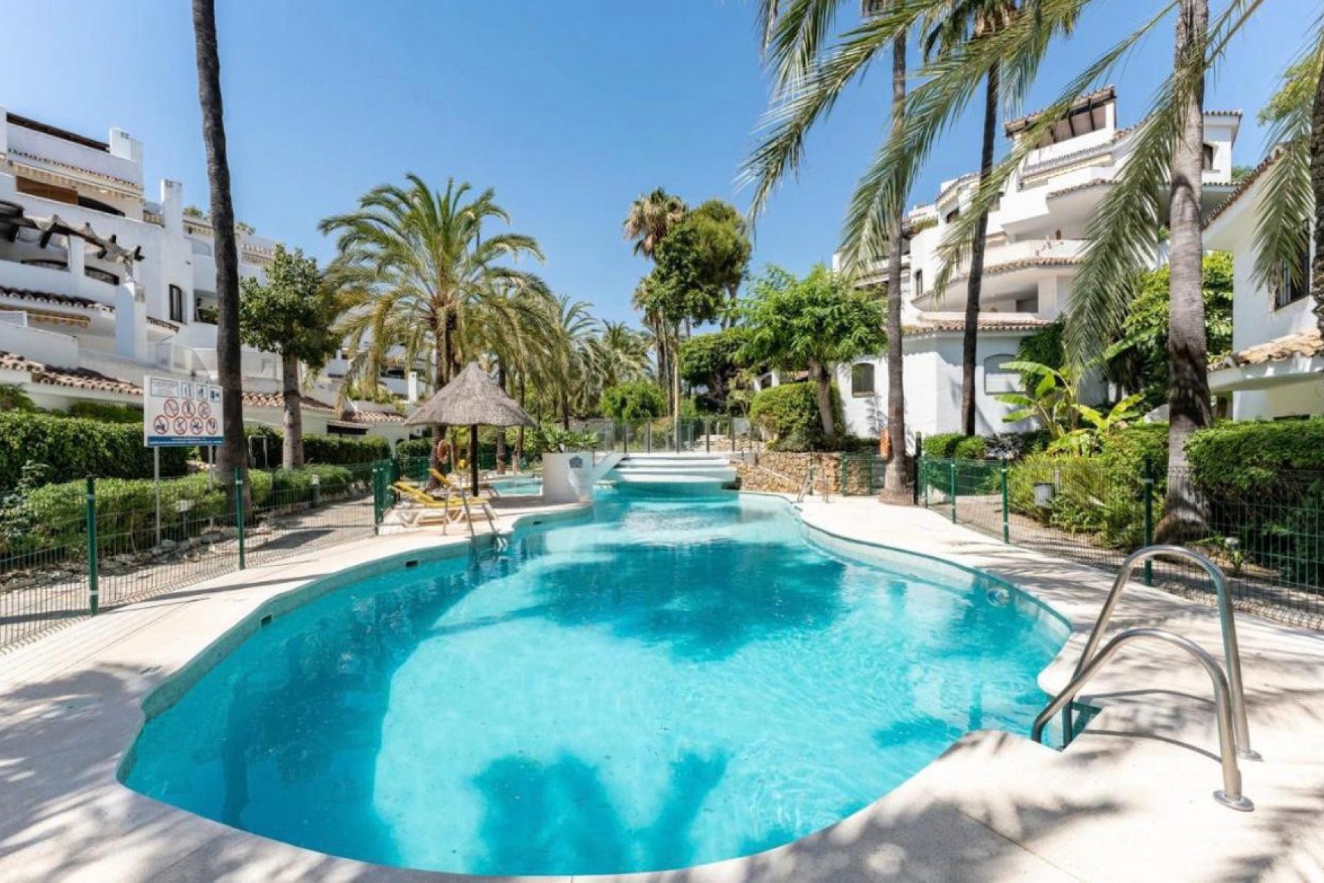Resale - Apartment - Middle Floor Apartment - Marbella - Elviria