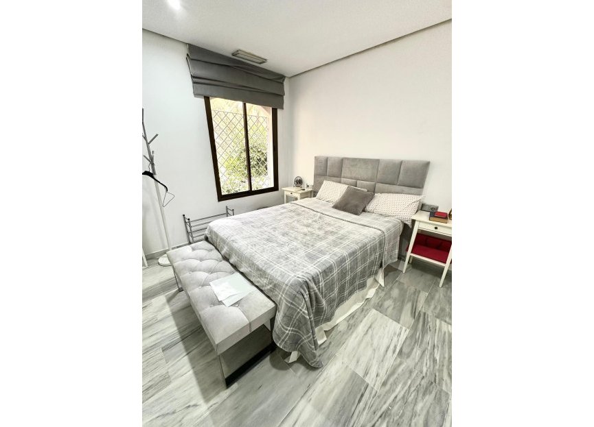 Resale - Apartment - Middle Floor Apartment - Marbella - Elviria