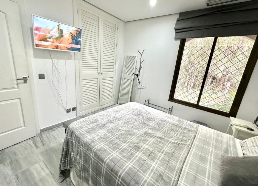 Resale - Apartment - Middle Floor Apartment - Marbella - Elviria