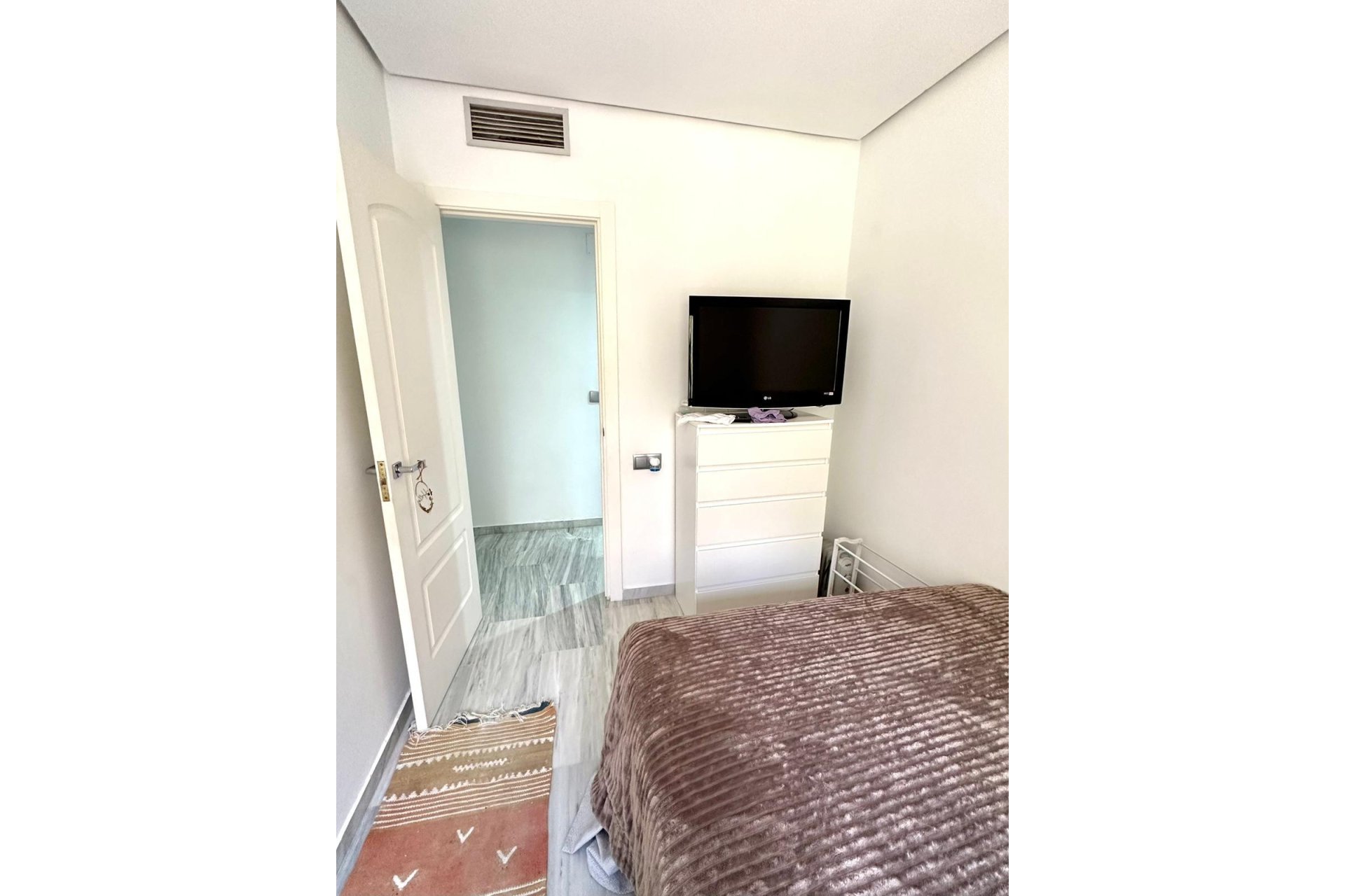 Resale - Apartment - Middle Floor Apartment - Marbella - Elviria