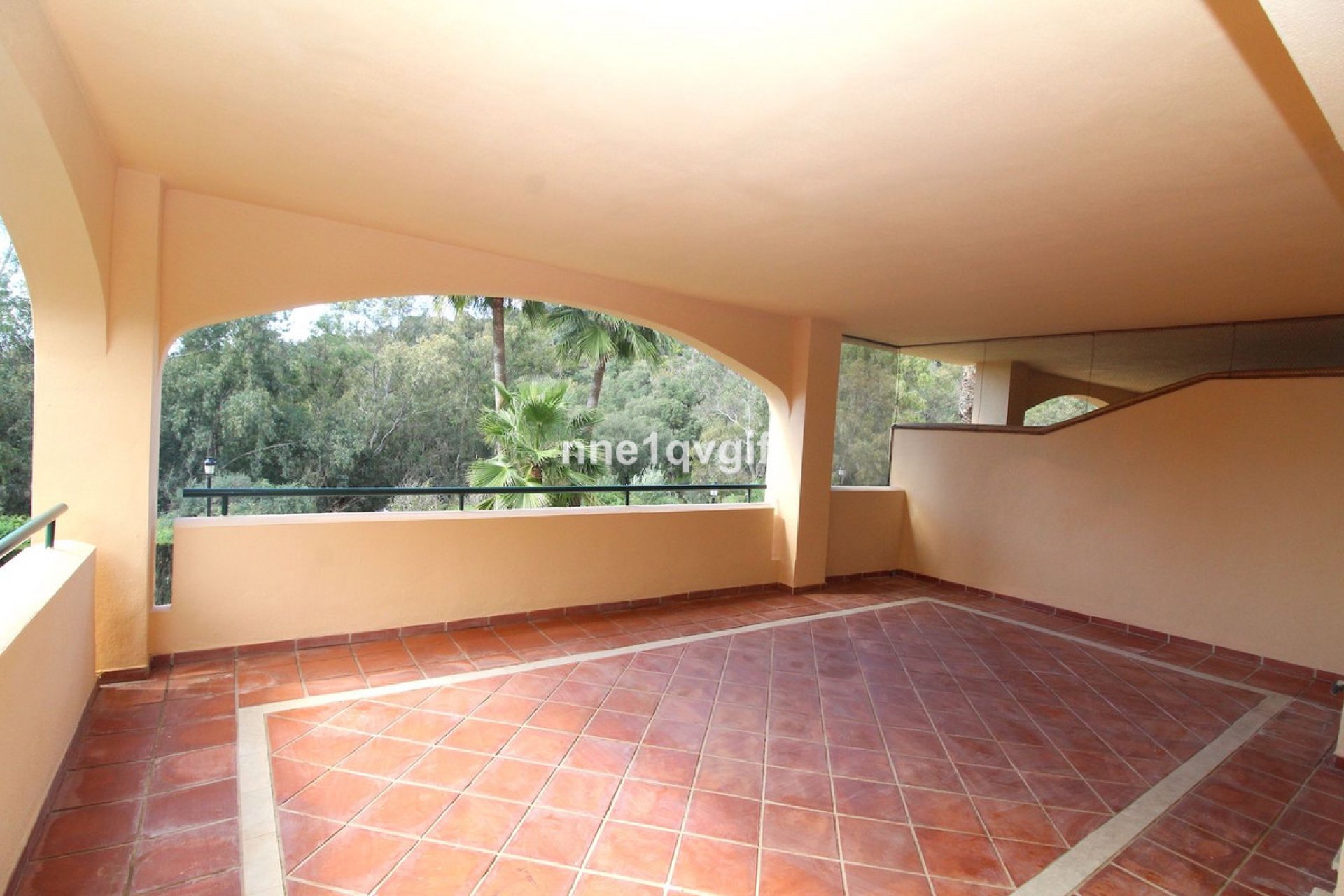 Resale - Apartment - Middle Floor Apartment - Marbella - Elviria
