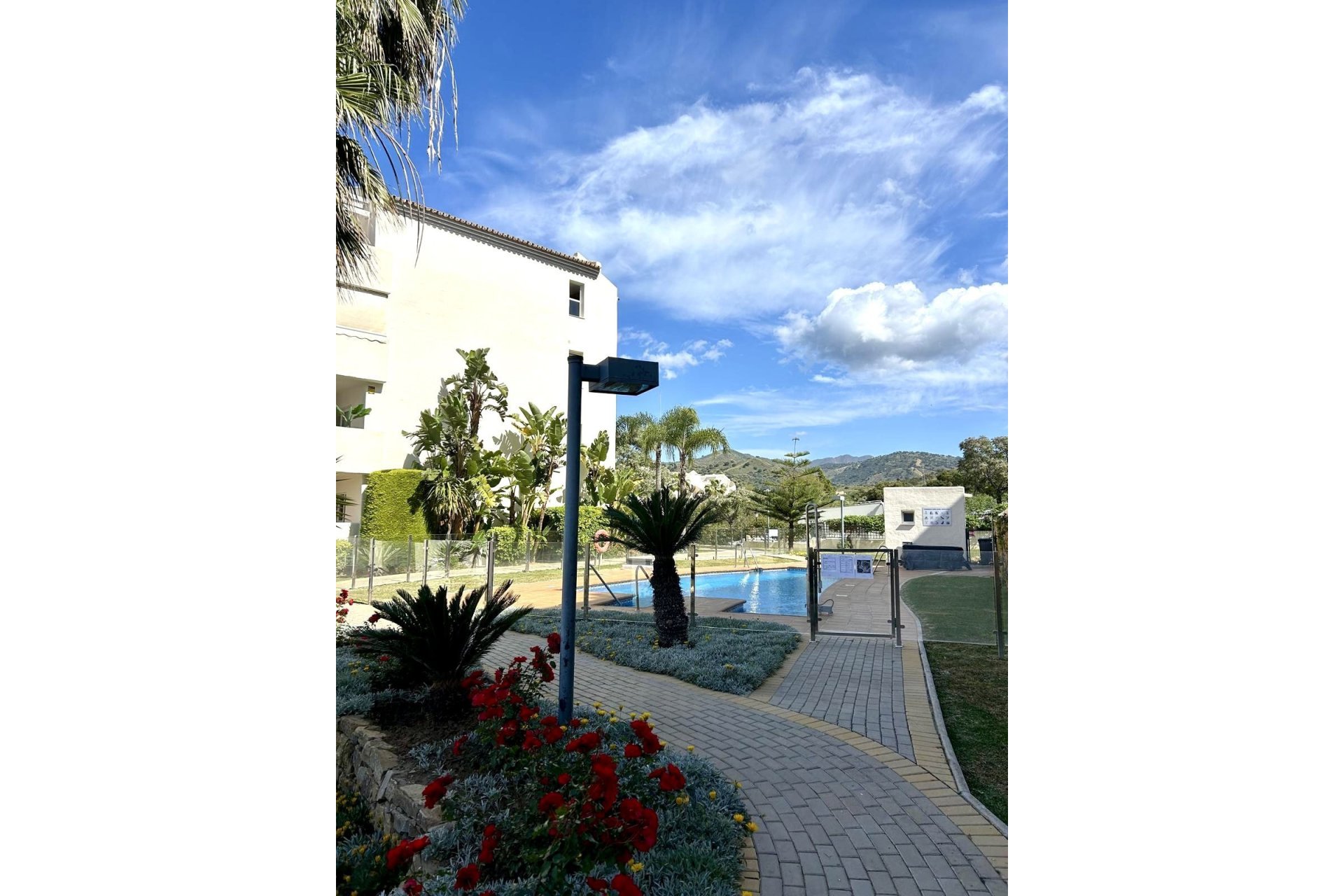 Resale - Apartment - Middle Floor Apartment - Marbella - Elviria