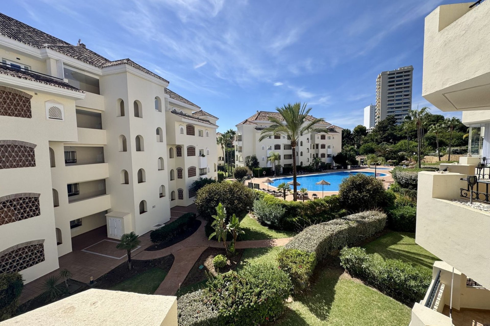 Resale - Apartment - Middle Floor Apartment - Marbella - Elviria