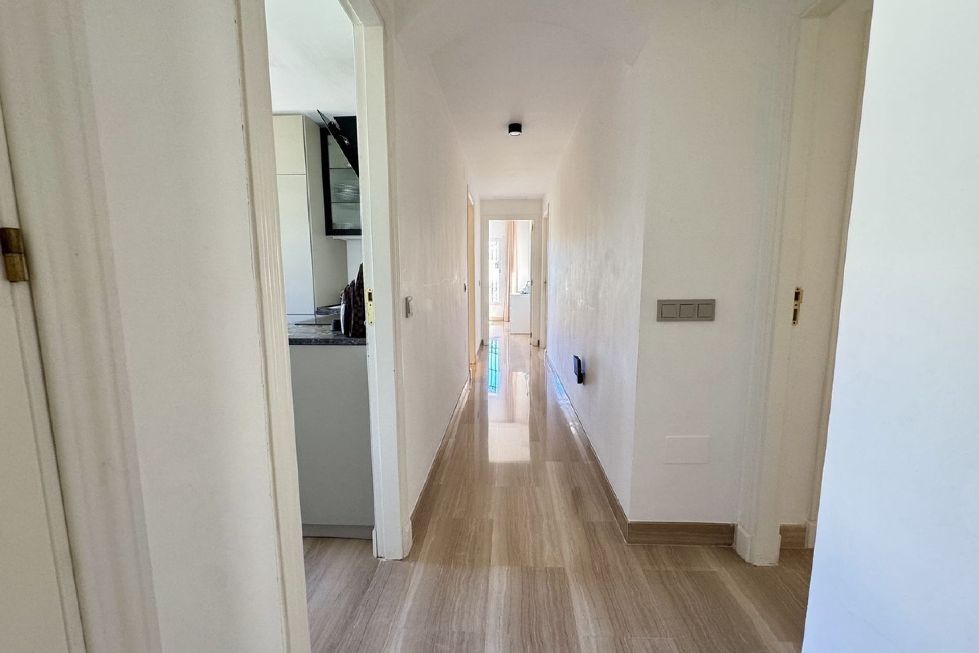 Resale - Apartment - Middle Floor Apartment - Marbella - Elviria