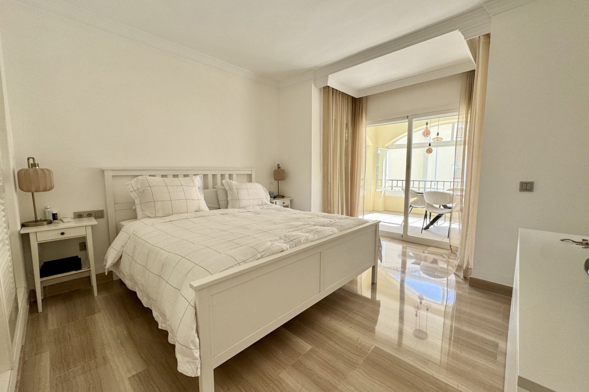 Resale - Apartment - Middle Floor Apartment - Marbella - Elviria