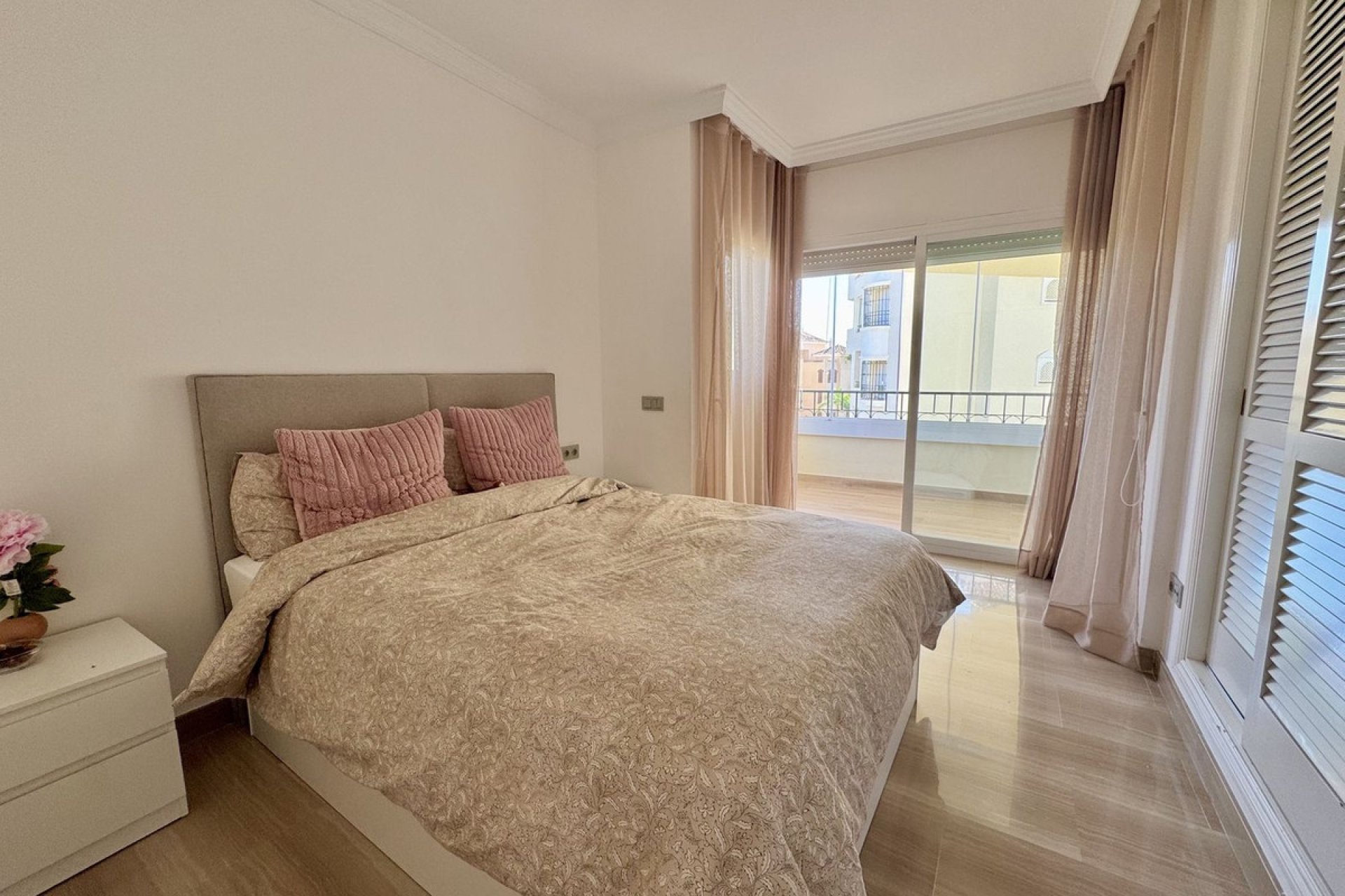 Resale - Apartment - Middle Floor Apartment - Marbella - Elviria