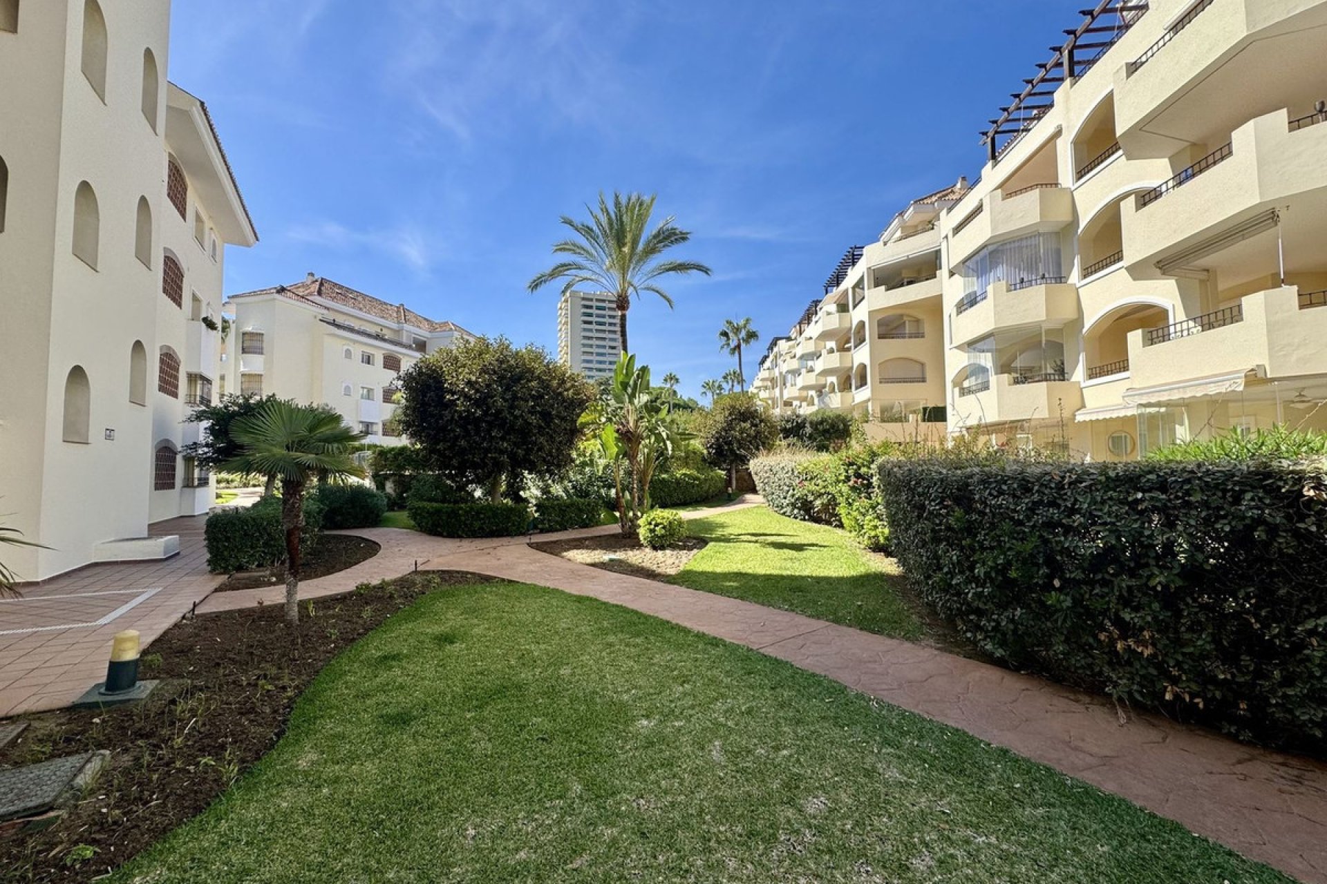 Resale - Apartment - Middle Floor Apartment - Marbella - Elviria