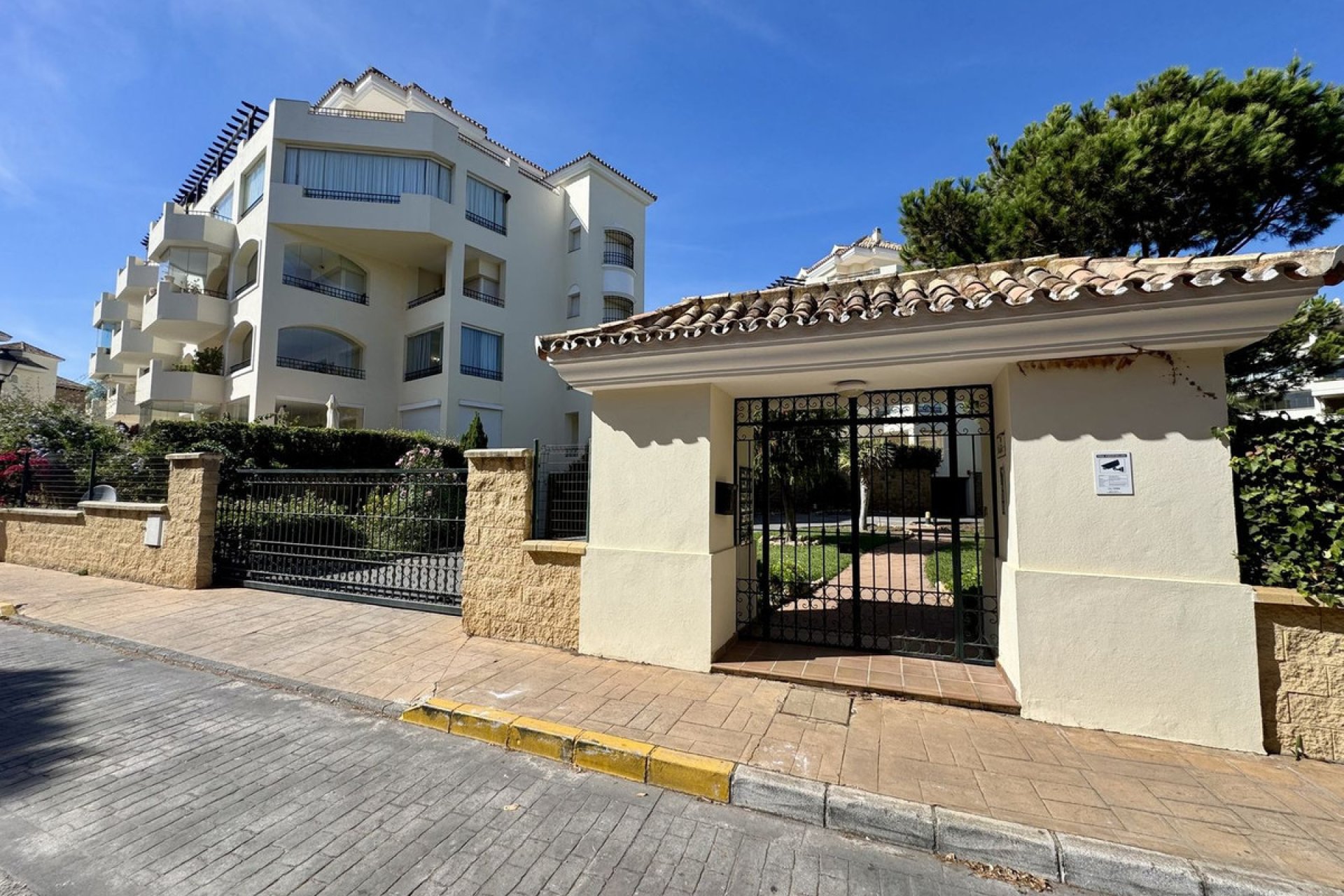 Resale - Apartment - Middle Floor Apartment - Marbella - Elviria