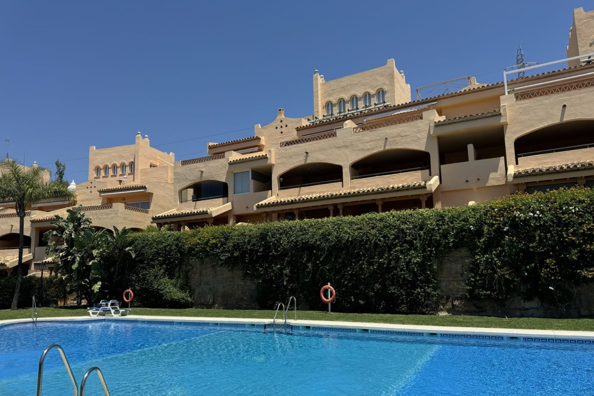 Resale - Apartment - Middle Floor Apartment - Marbella - Elviria