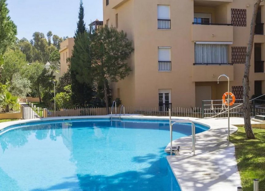 Resale - Apartment - Middle Floor Apartment - Marbella - Elviria