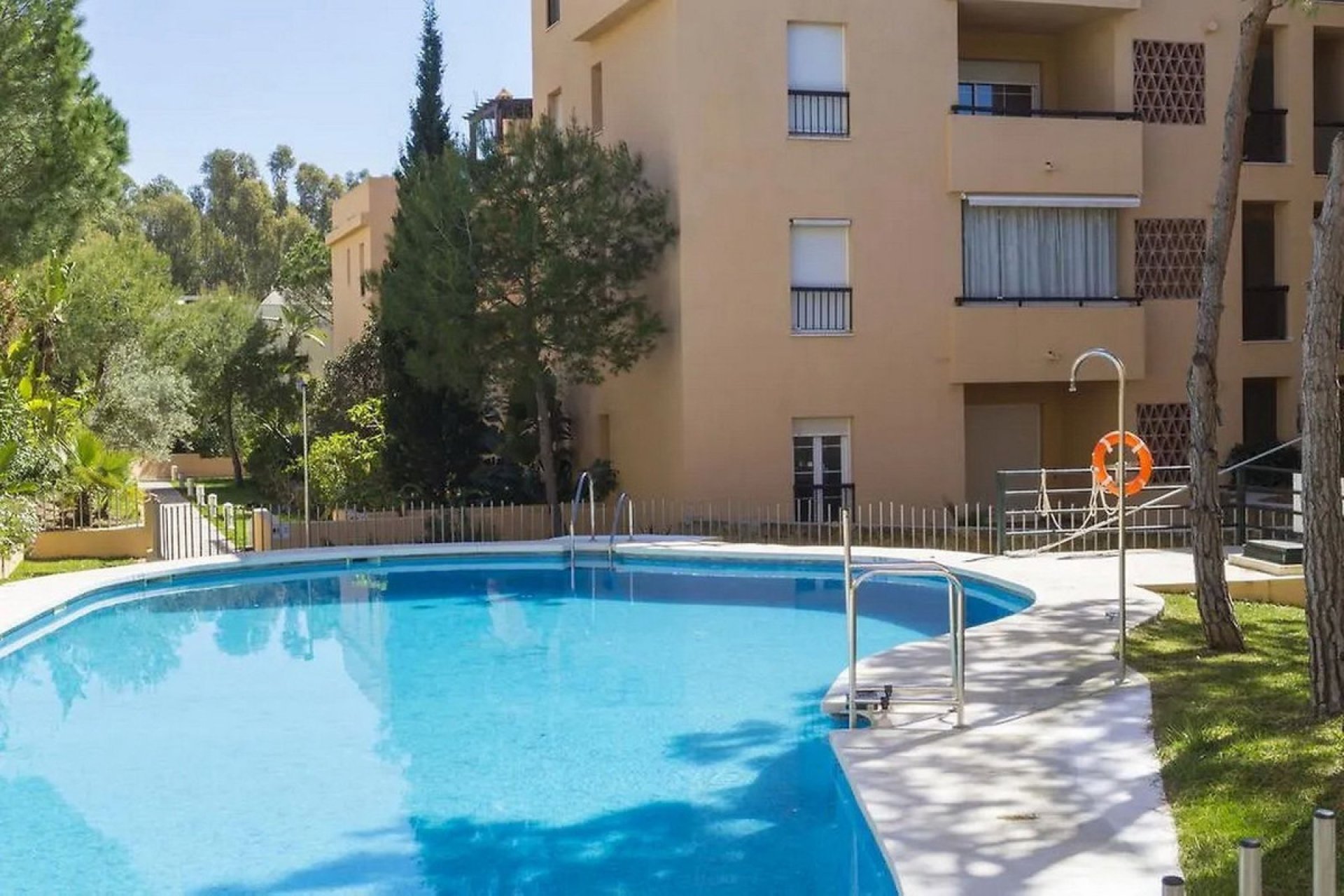 Resale - Apartment - Middle Floor Apartment - Marbella - Elviria