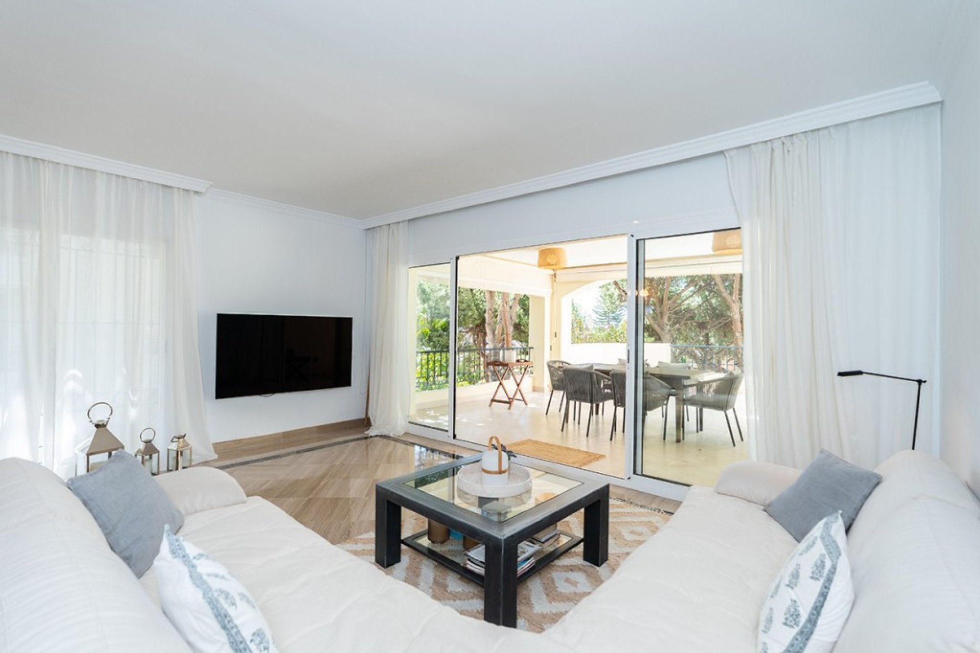 Resale - Apartment - Middle Floor Apartment - Marbella - Elviria