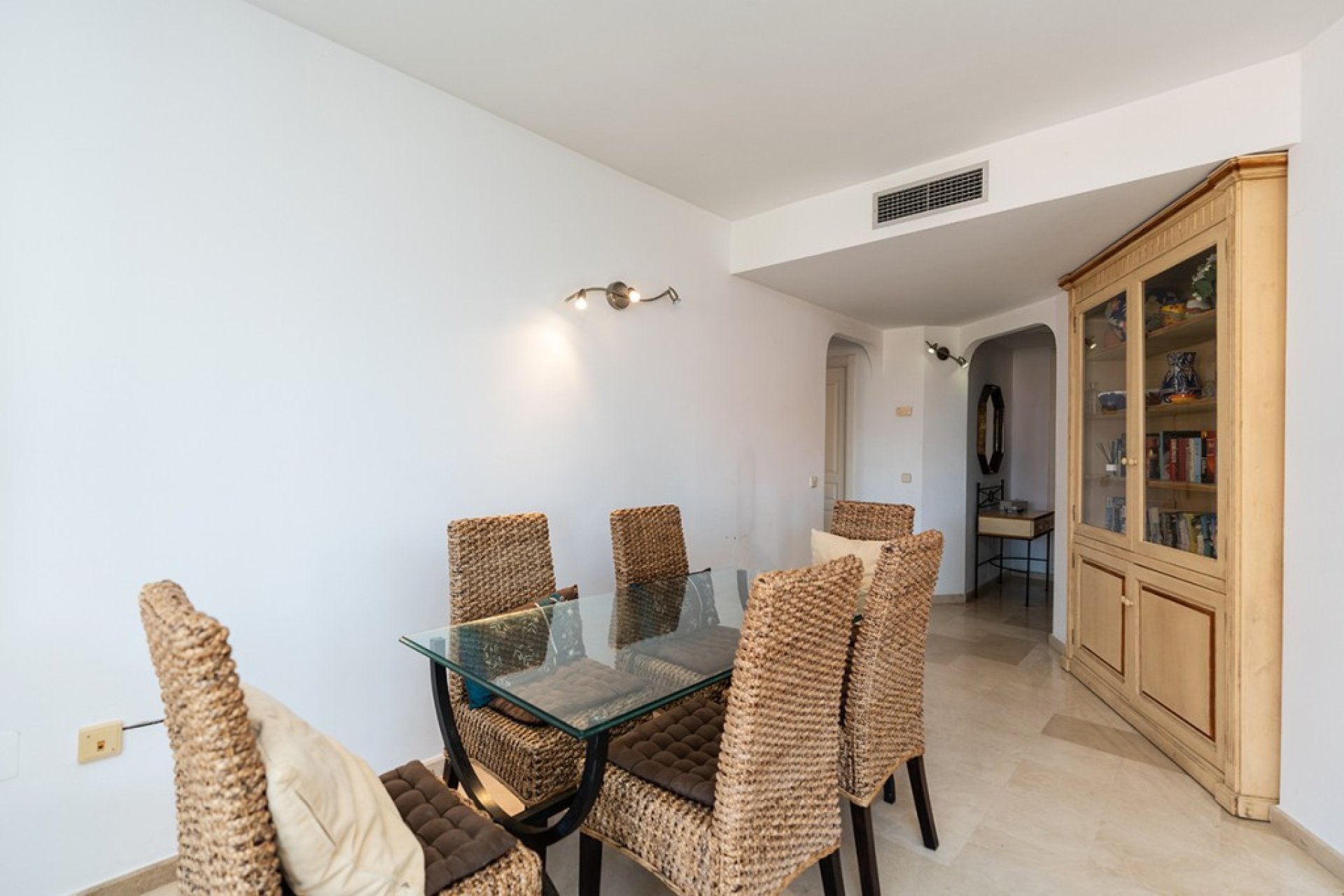 Resale - Apartment - Middle Floor Apartment - Marbella - Elviria