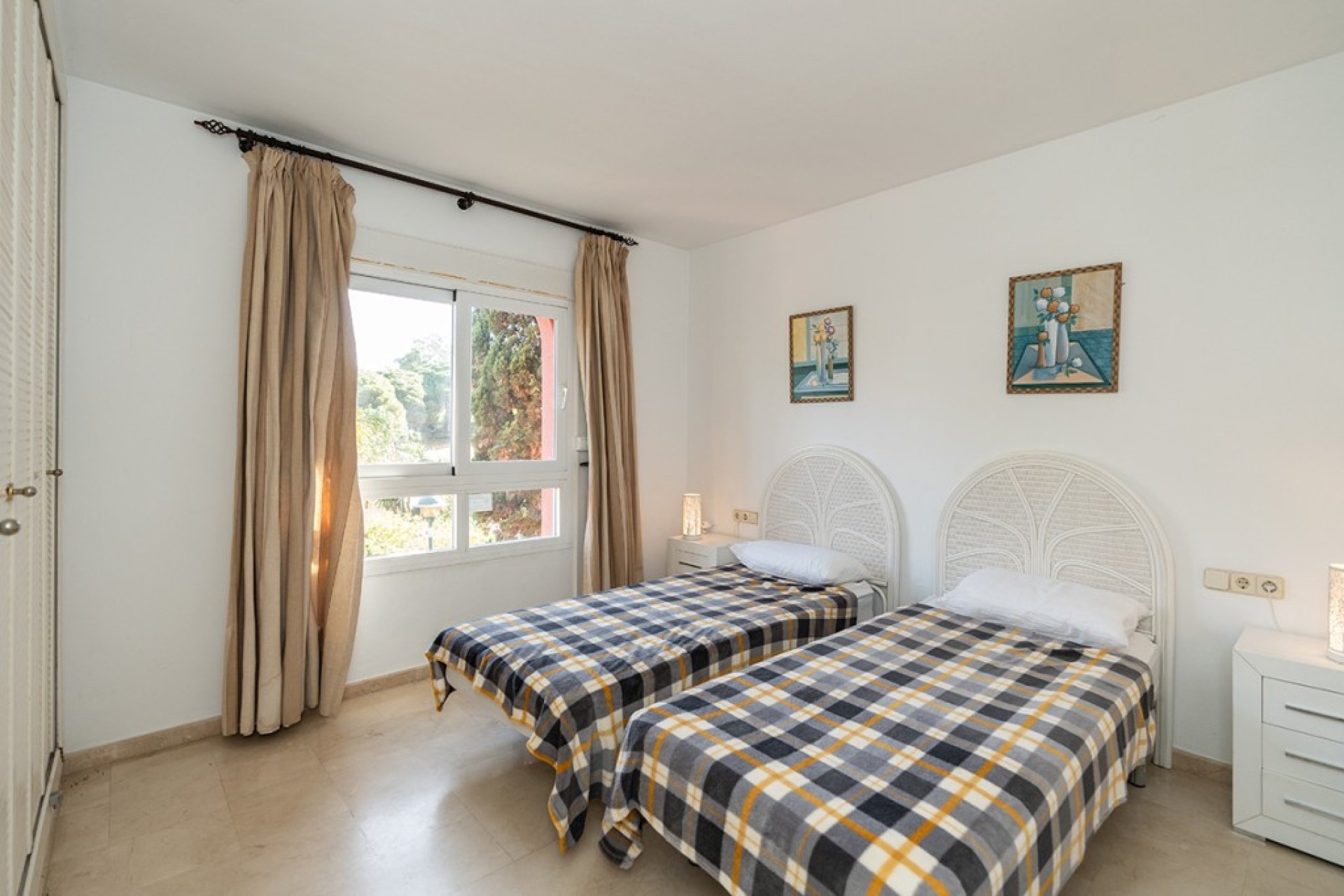 Resale - Apartment - Middle Floor Apartment - Marbella - Elviria