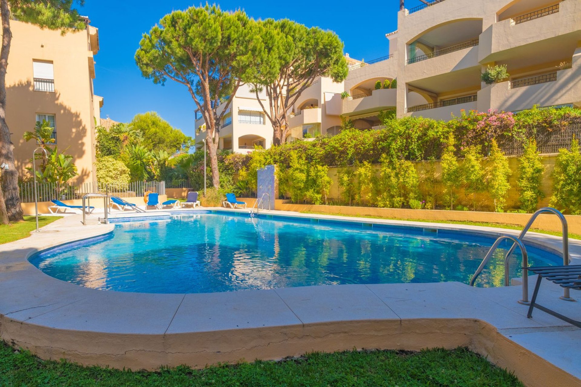 Resale - Apartment - Middle Floor Apartment - Marbella - Elviria