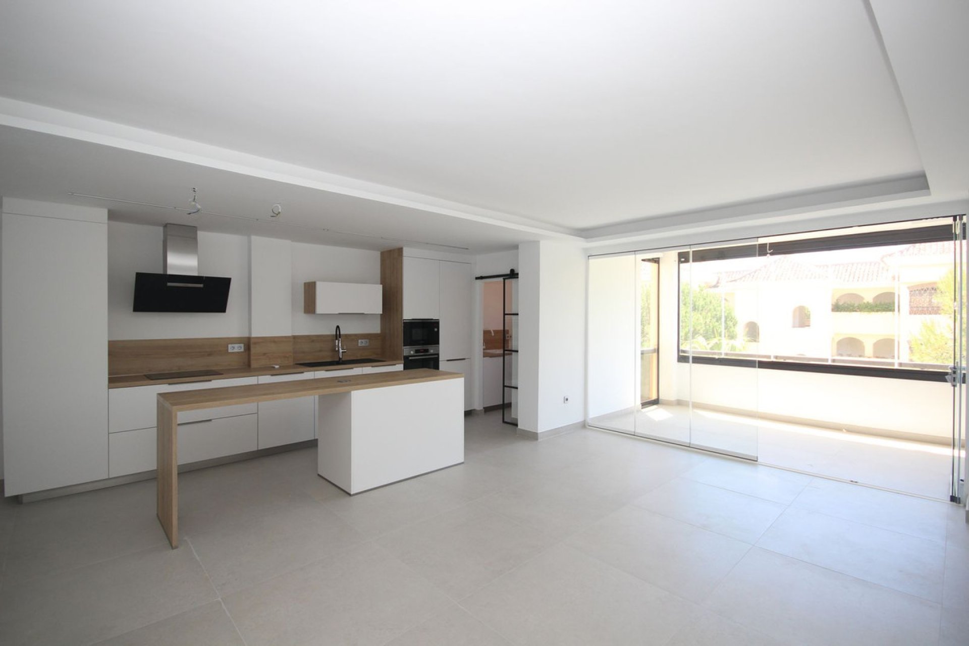 Resale - Apartment - Middle Floor Apartment - Marbella - Elviria