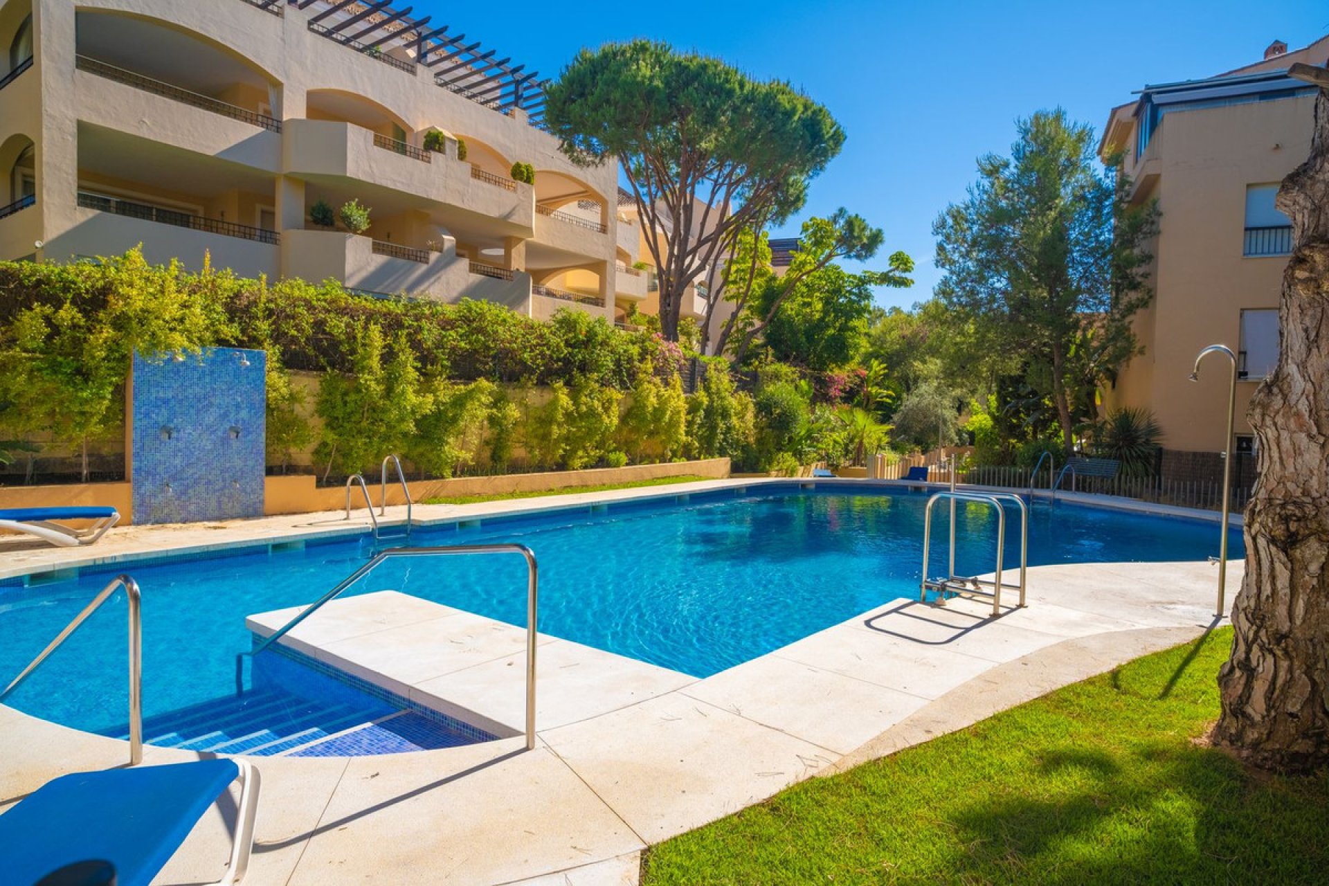 Resale - Apartment - Middle Floor Apartment - Marbella - Elviria