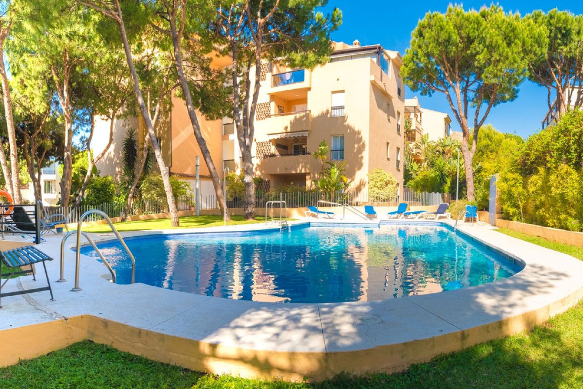 Resale - Apartment - Middle Floor Apartment - Marbella - Elviria