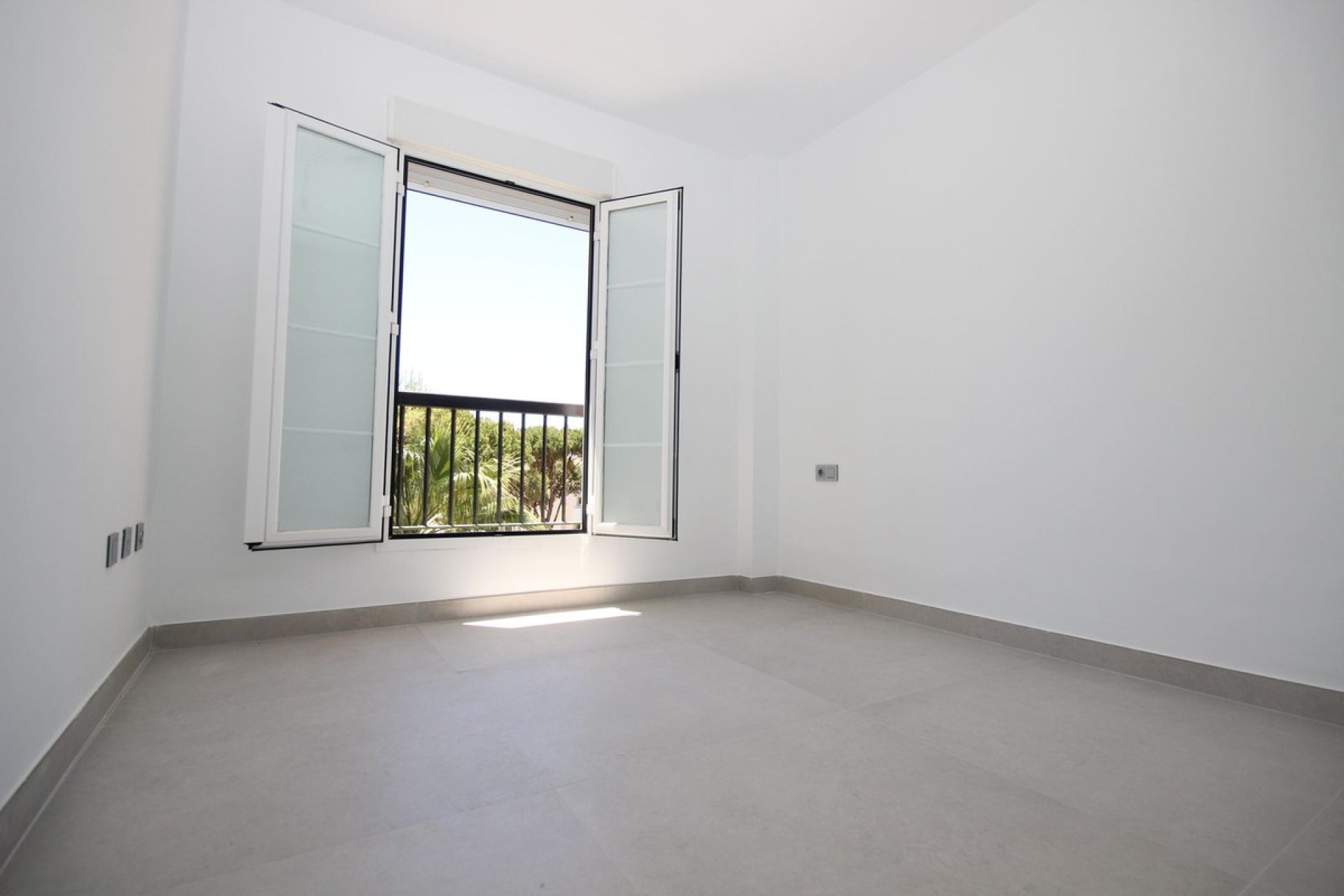 Resale - Apartment - Middle Floor Apartment - Marbella - Elviria