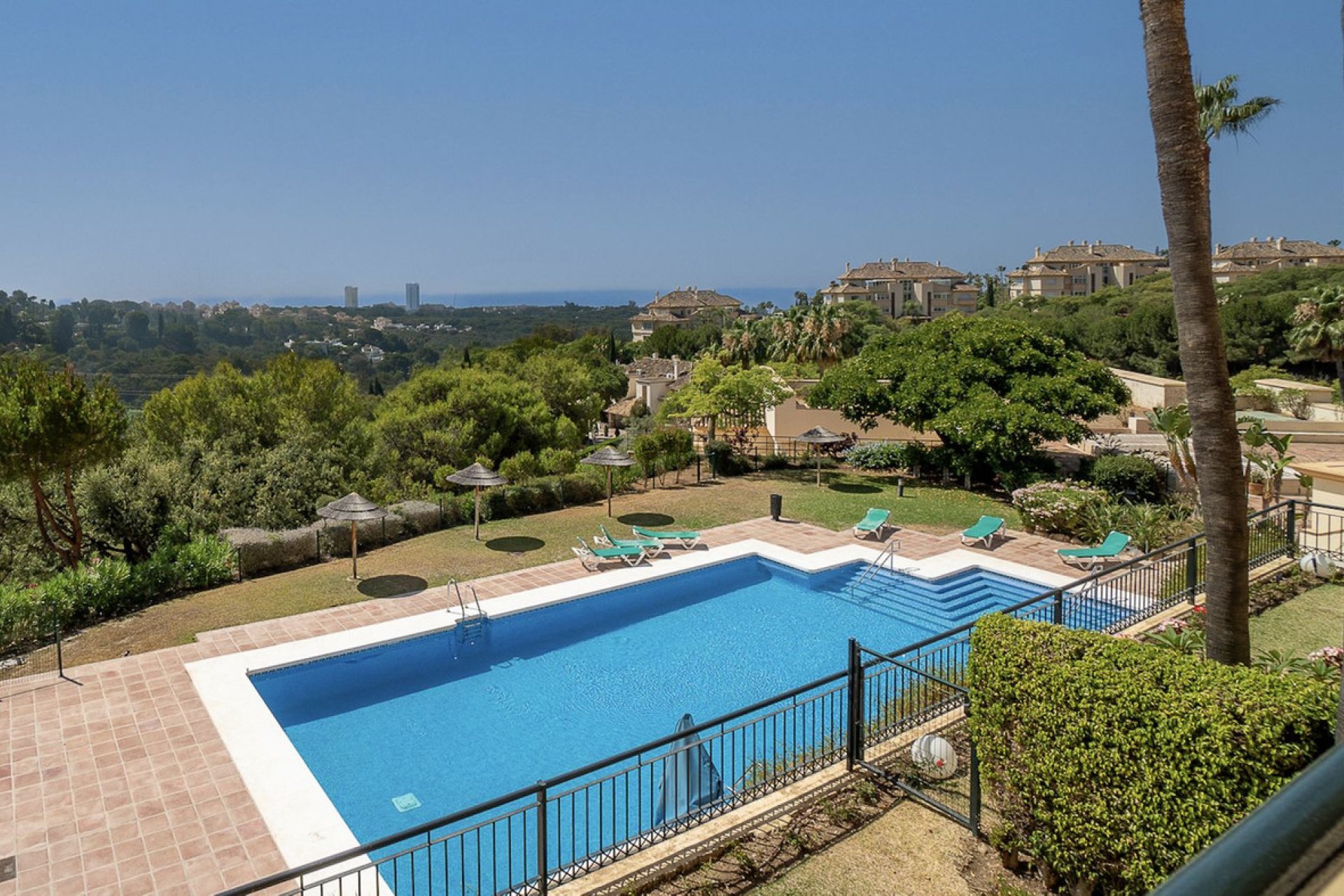 Resale - Apartment - Middle Floor Apartment - Marbella - Elviria