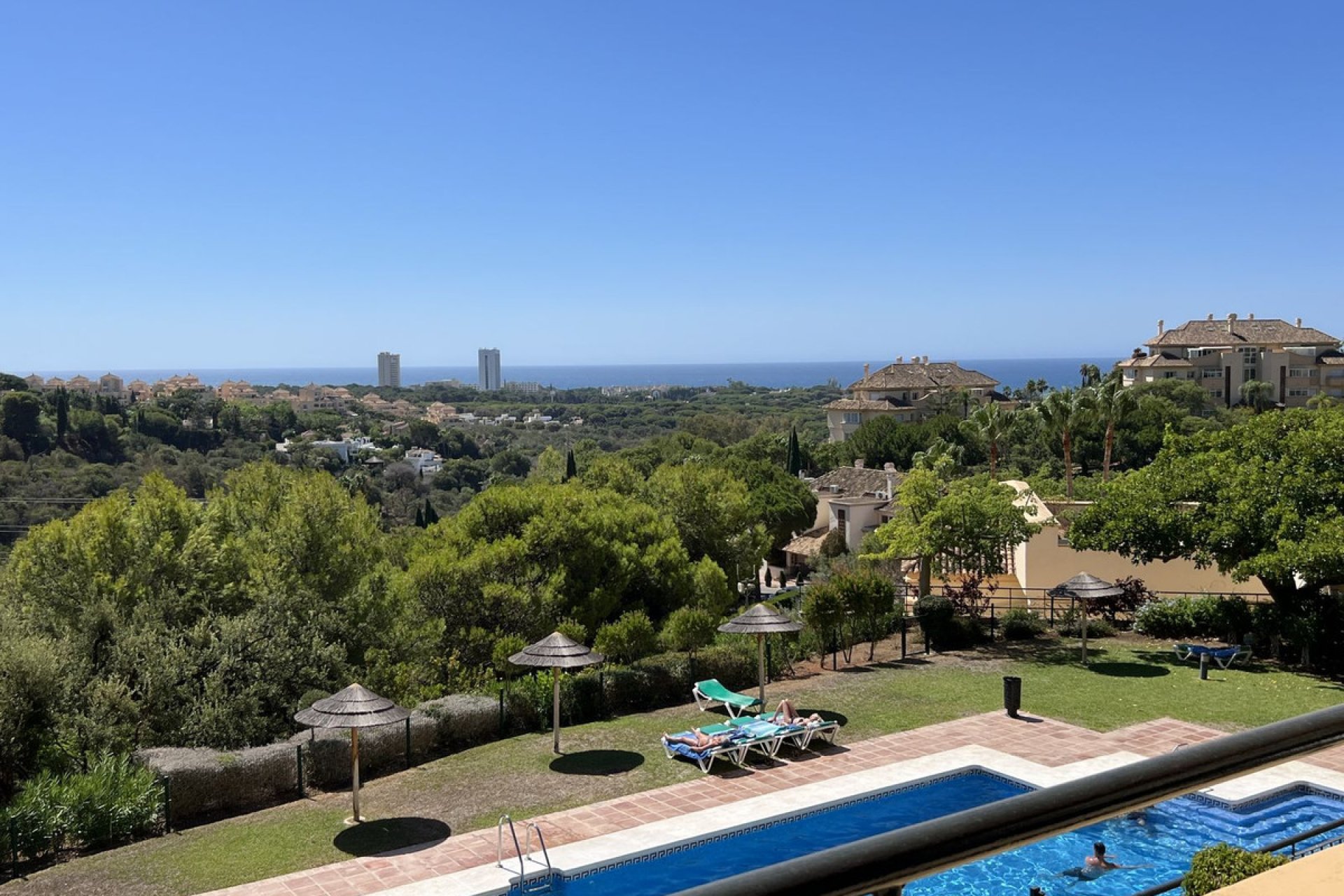 Resale - Apartment - Middle Floor Apartment - Marbella - Elviria