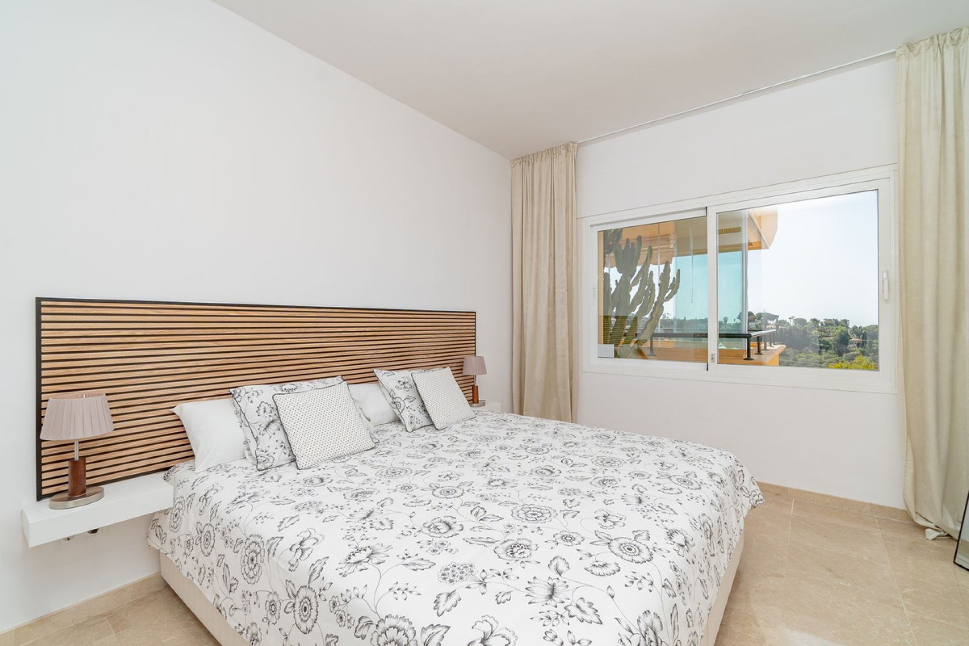 Resale - Apartment - Middle Floor Apartment - Marbella - Elviria